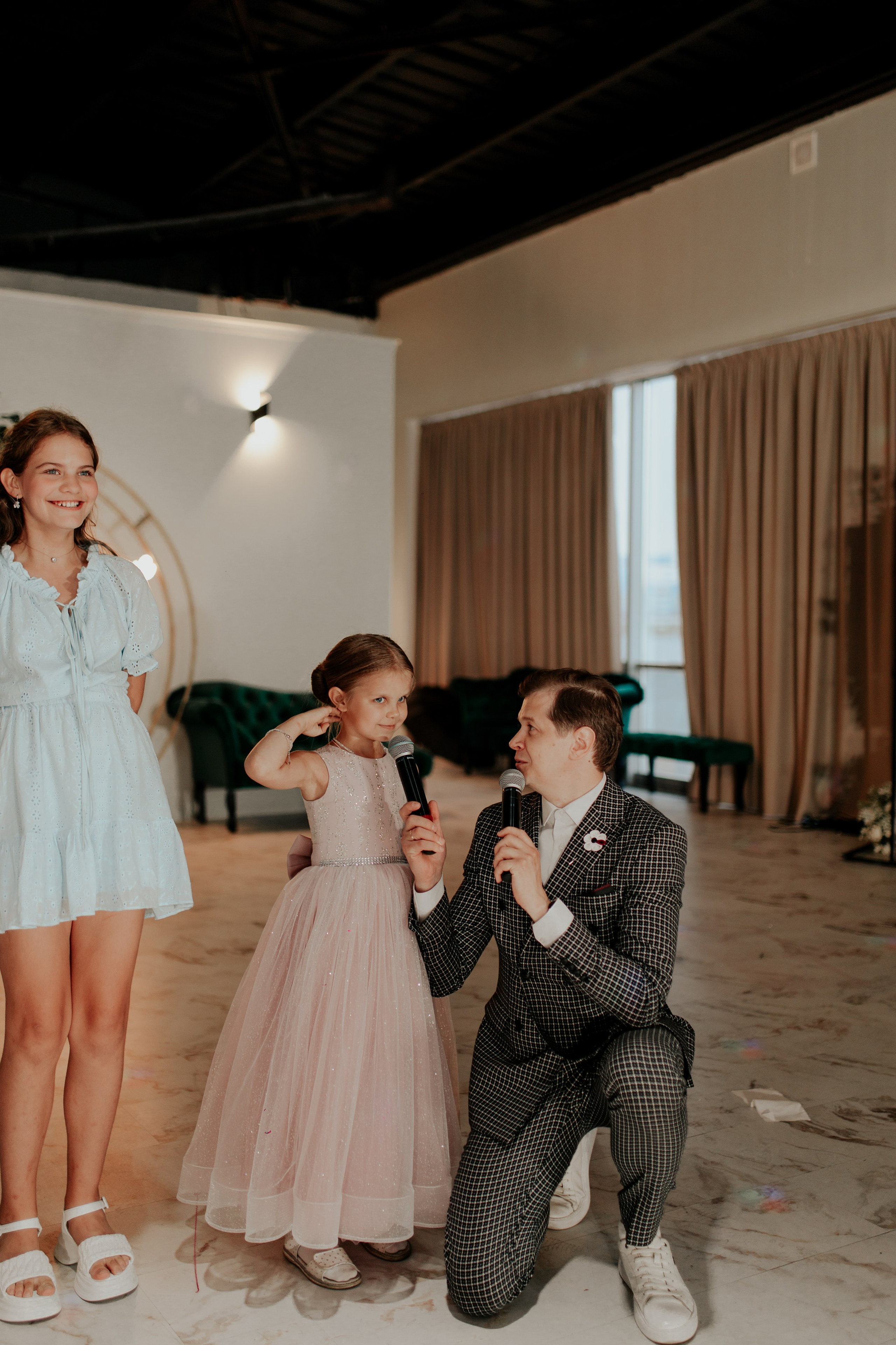 Дети на свадьбе говорят поздравление среди родных и близких — нежный взгляд