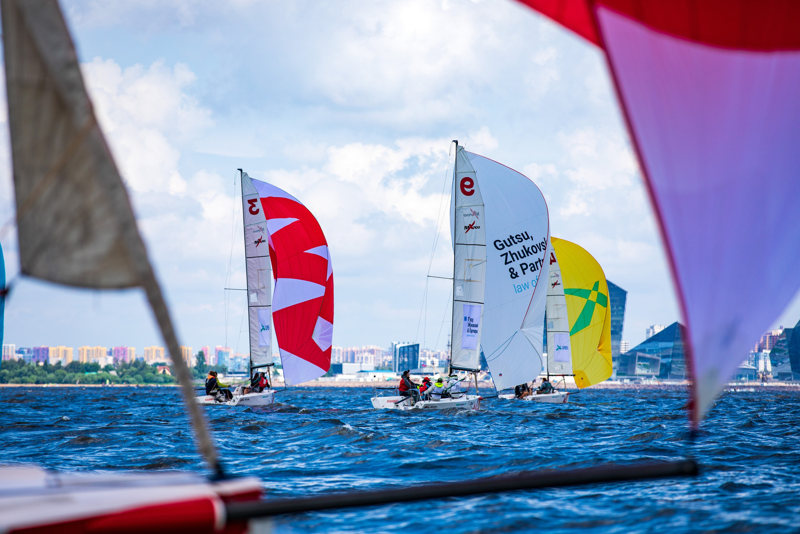 Спортивные яхты класса MX700 в Санкт-Петербурге идут под генакерами.