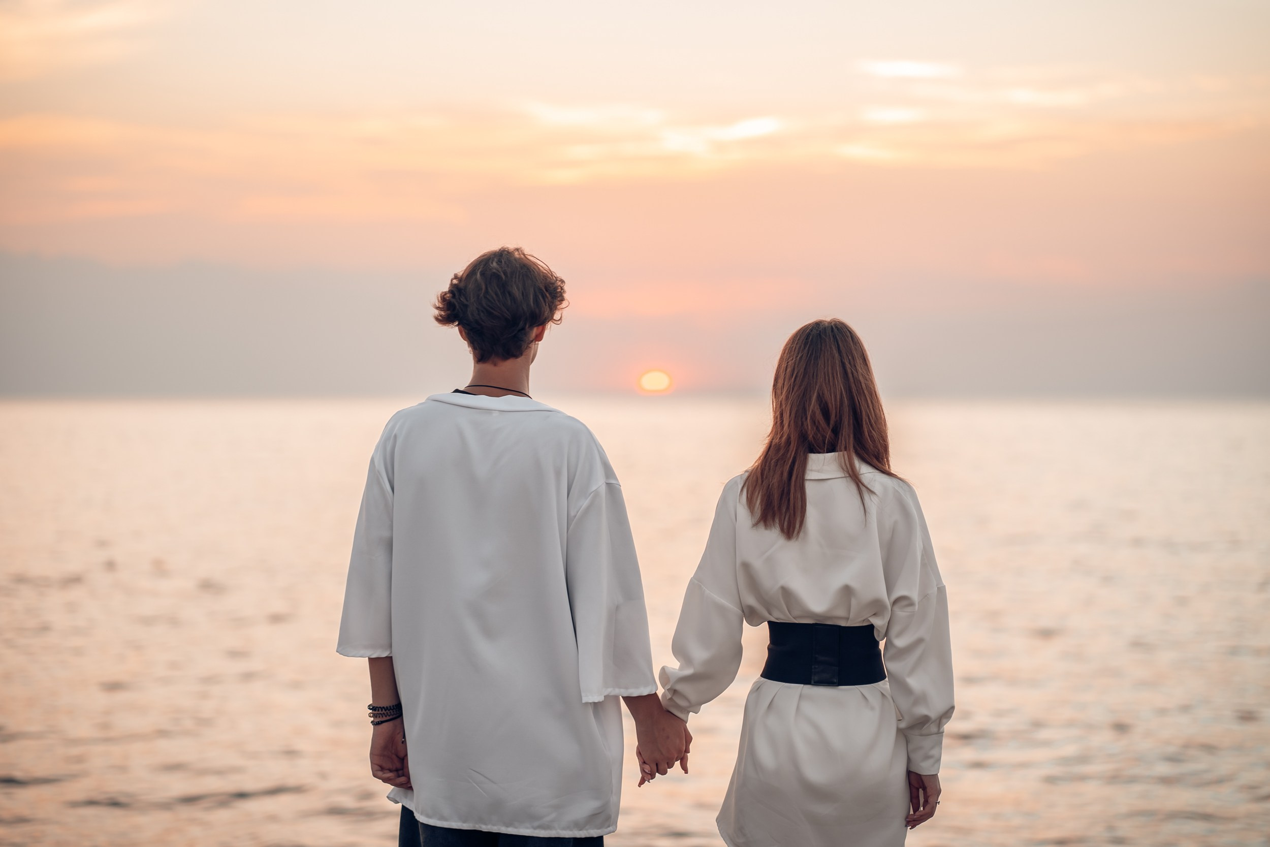 Романтическая фотоистория на закате пляжа Аквамарин. Церковный фотограф Севастополь