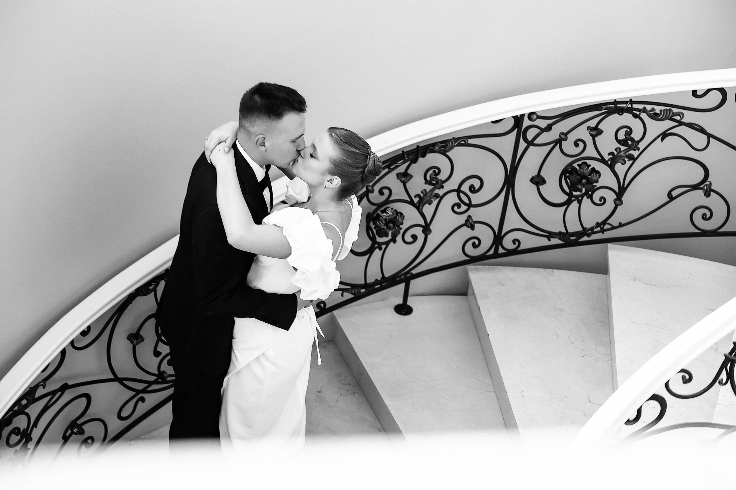 Жених и невеста стоят на лестнице. Свадебная фотосессия в Воронеже