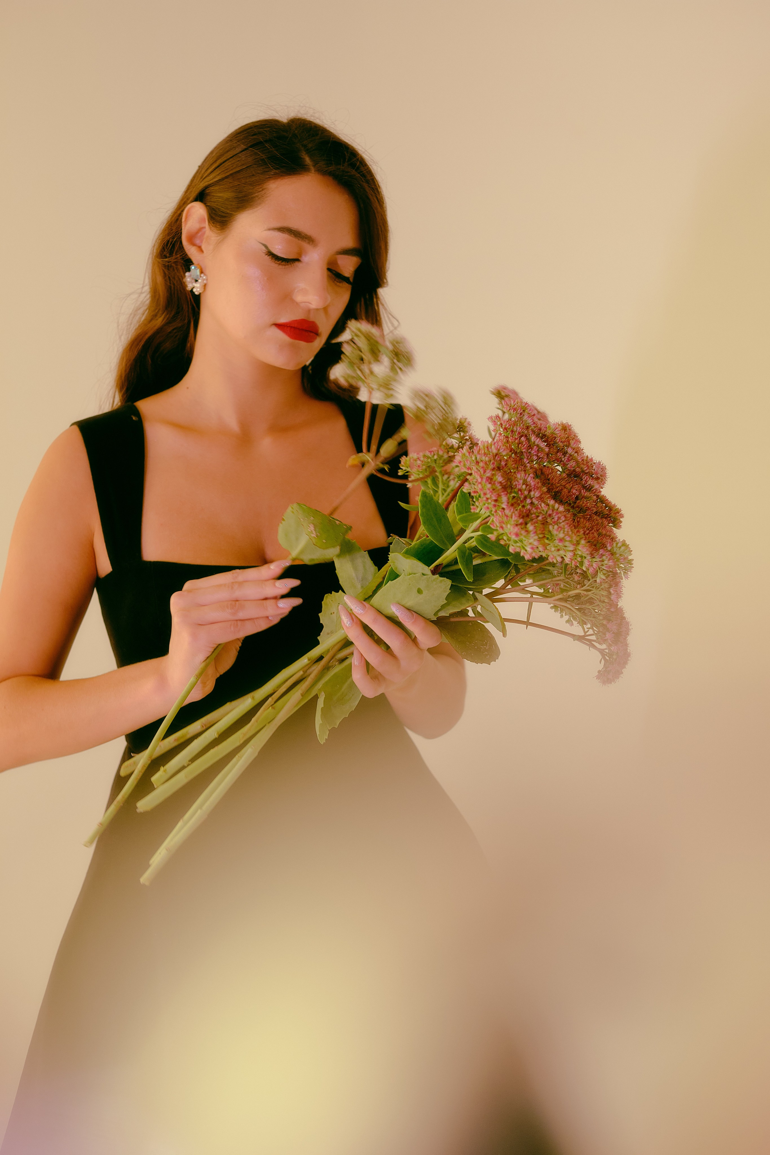 Индивидуальная фотосессия с цветами в студии. Портретный, семейный фотограф в Твери Жданова Татьяна tatzhdanov Таня