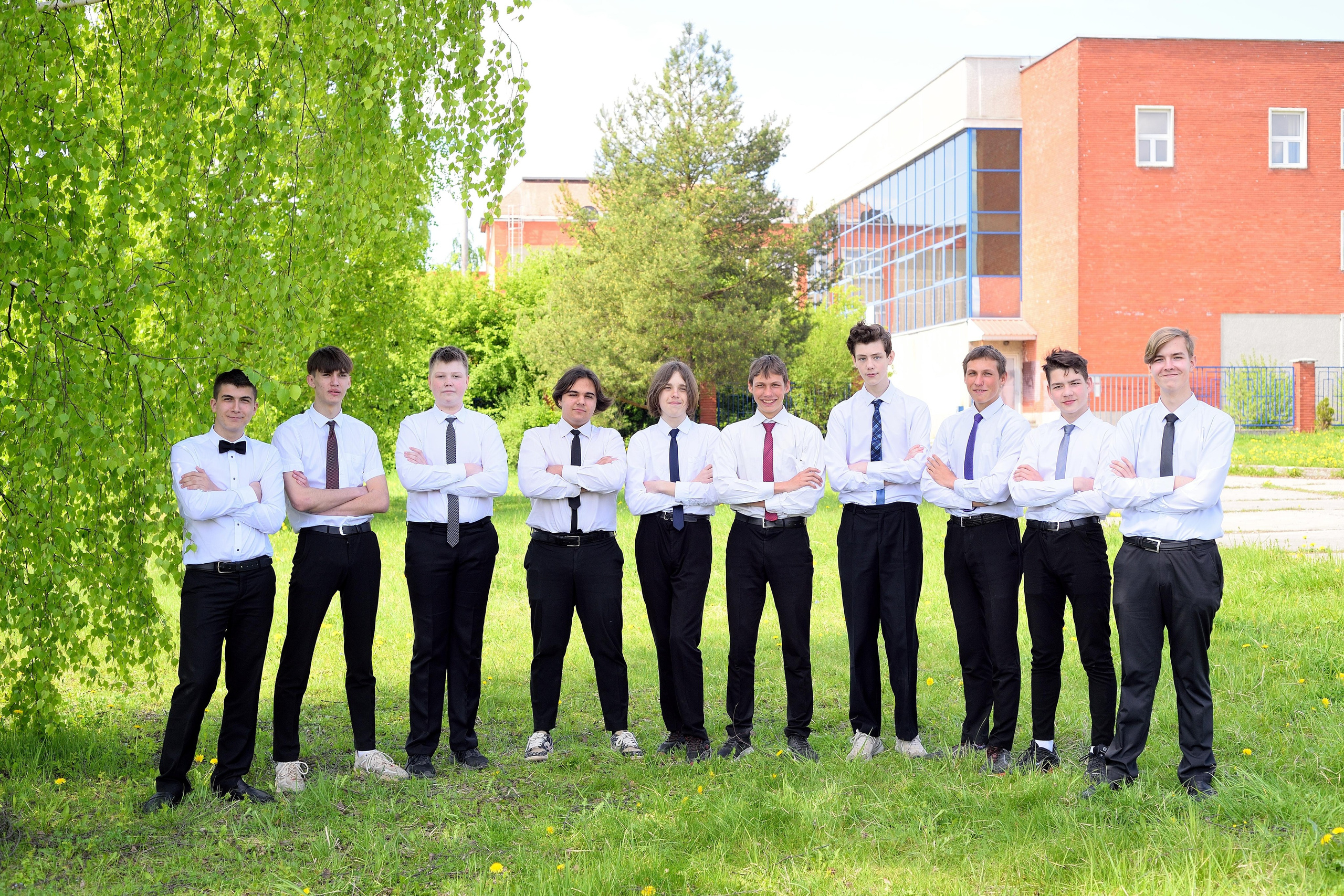 2023 Гимназия 9 «Б» класс Трюмо 21×30. Выпускные альбомы для школ и детских садов Александр и Динара