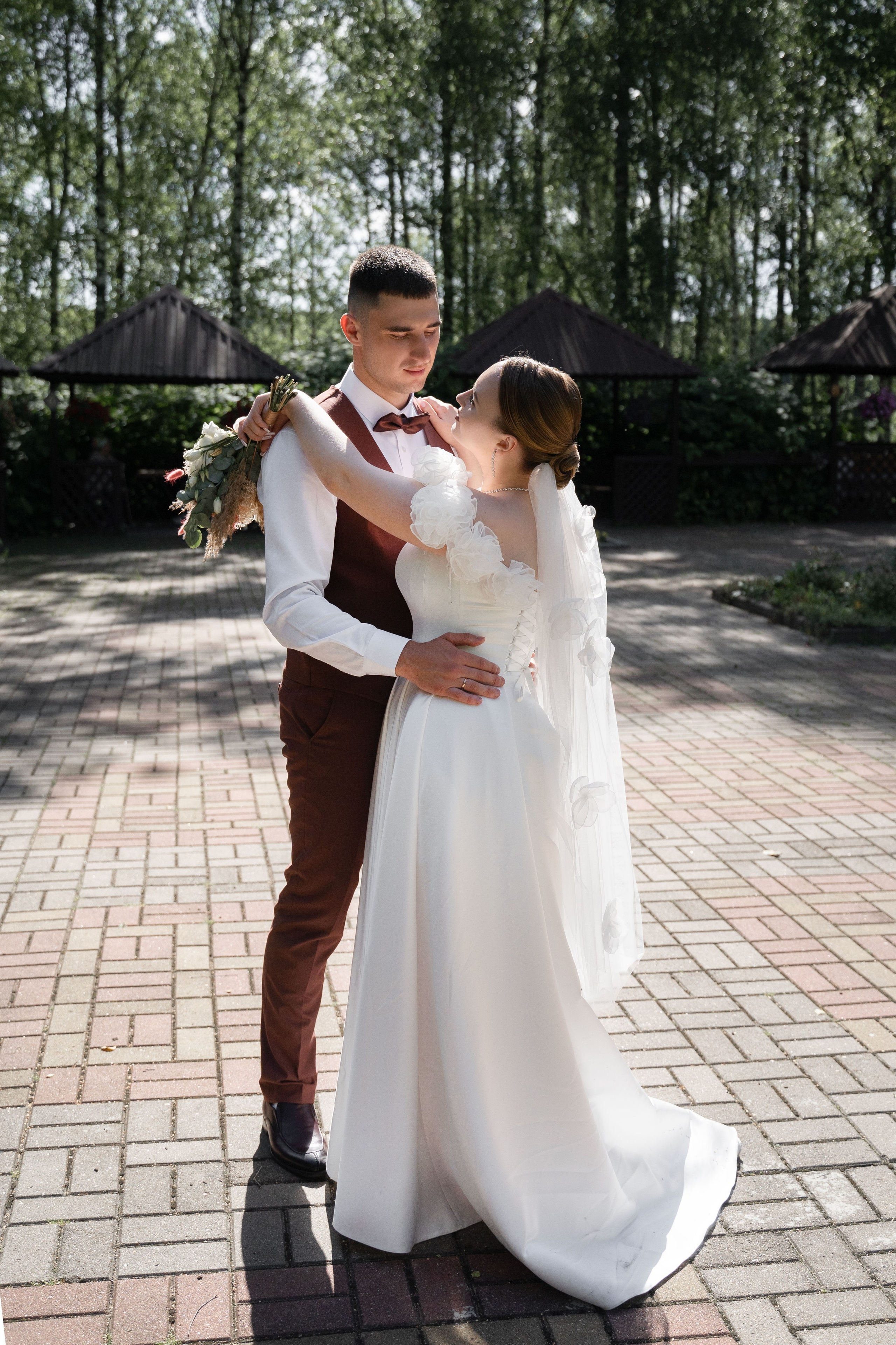 Арина и Даниил (г. Курск, Роща невест). Фотограф Вера Зверуго в Орле