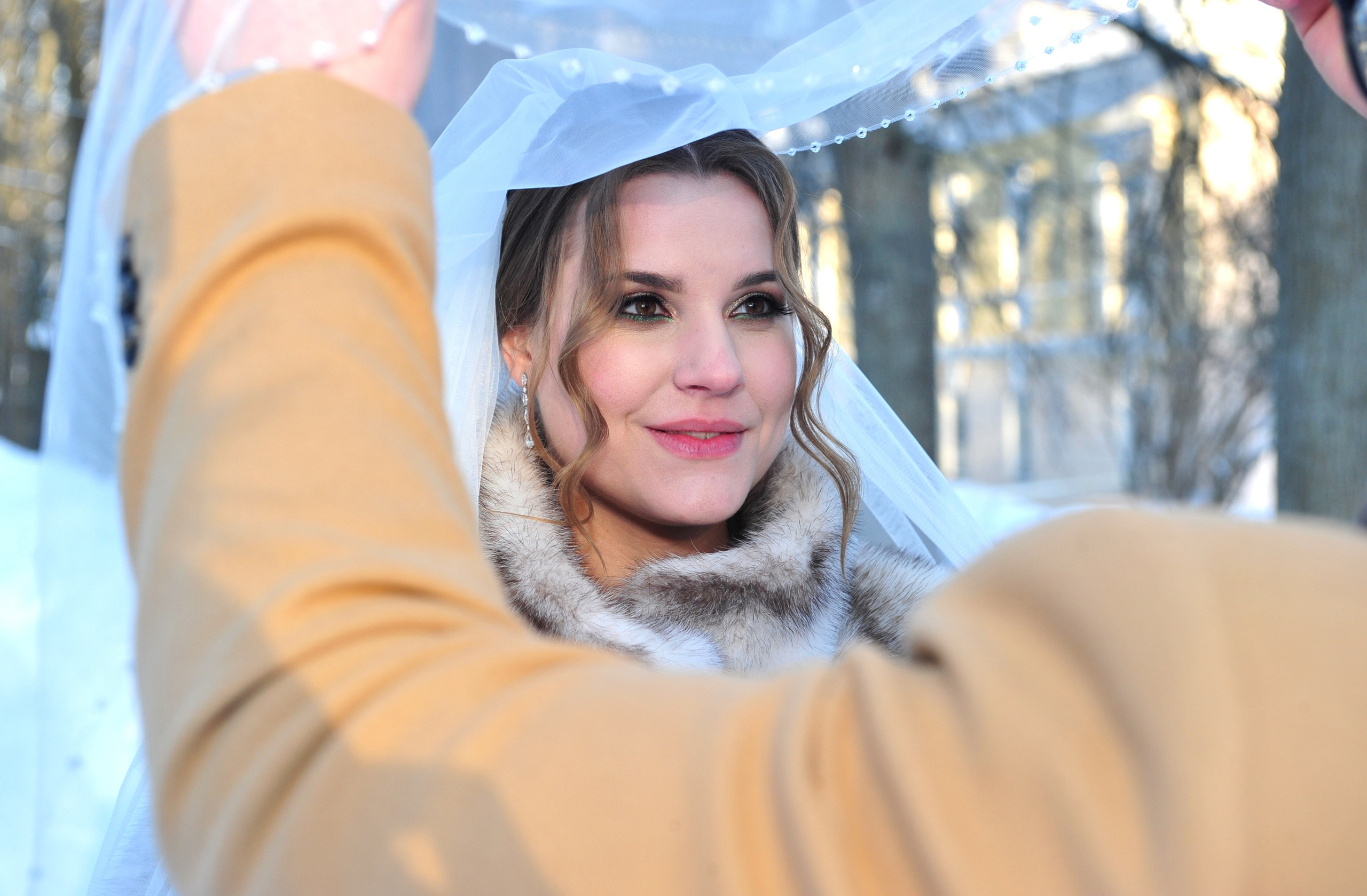 Зимняя свадьба в усадьбе Суханово в мороз, жених открывает лицо невесты, приподнимая фату