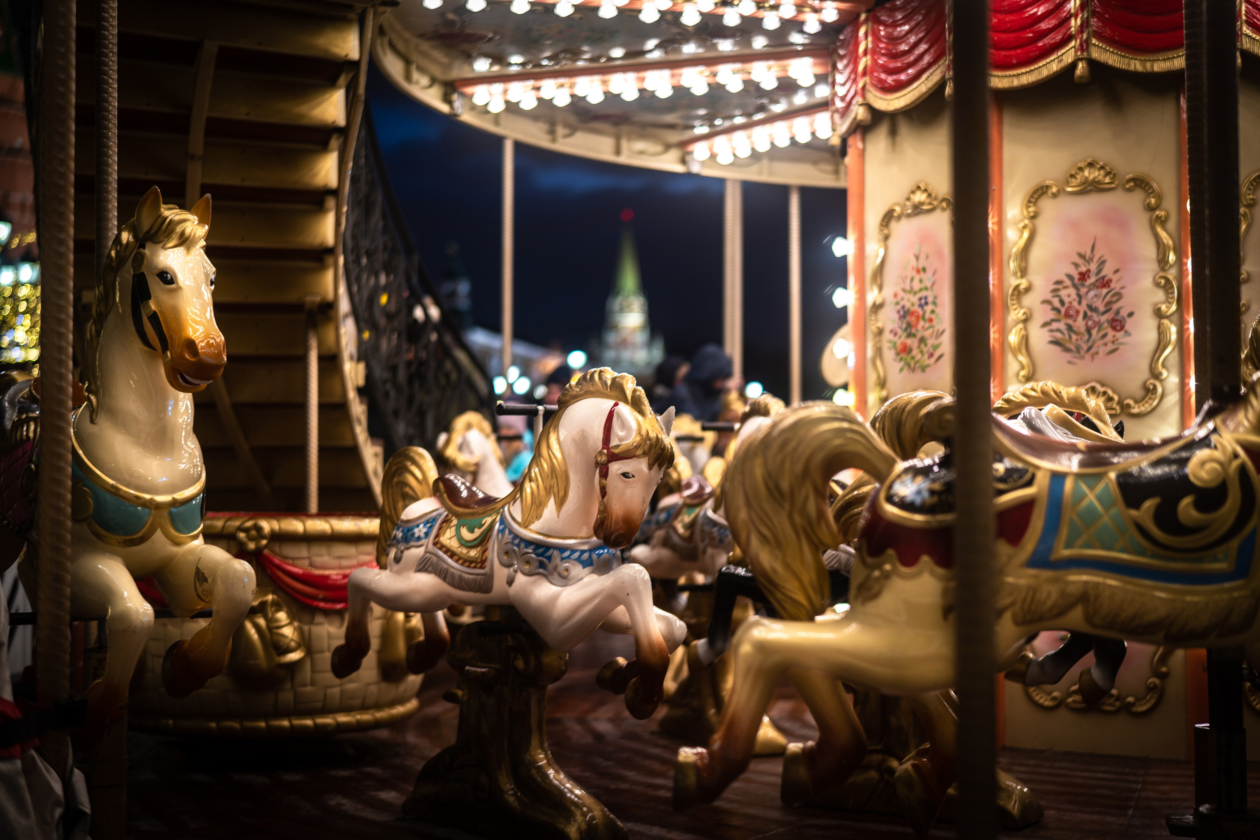 УЛИЦЫ. ПОБУДЬ ЗДЕСЬ И ЦЕЛЕЕ БУДЕТ ЭТОТ МИР