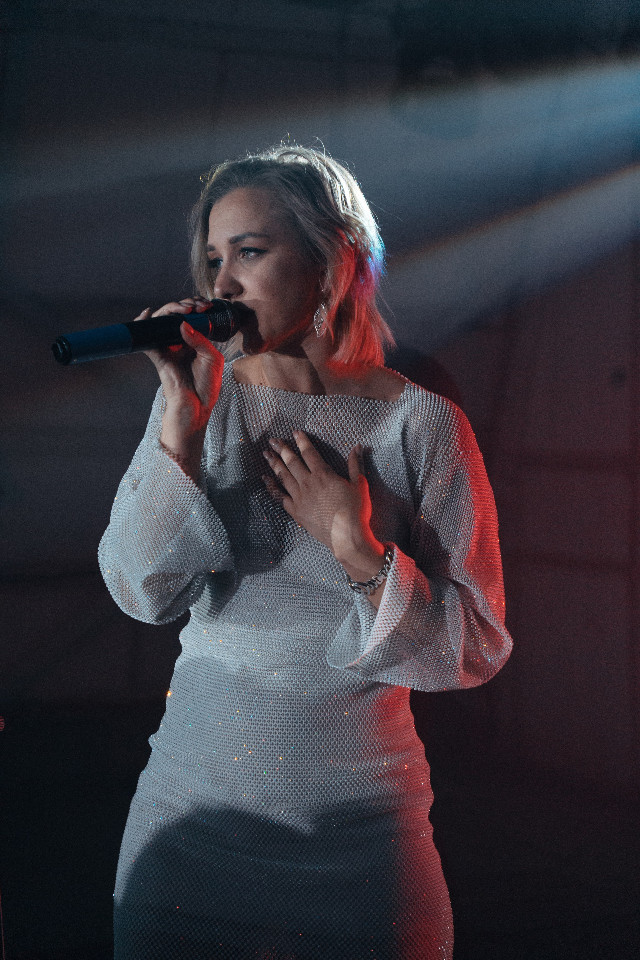 Фотография, сделанная во время профессиональной фотосессии. На ней изображена модель или группа людей в студии или на открытом воздухе. В кадре присутствуют студийное освещение и реквизит.