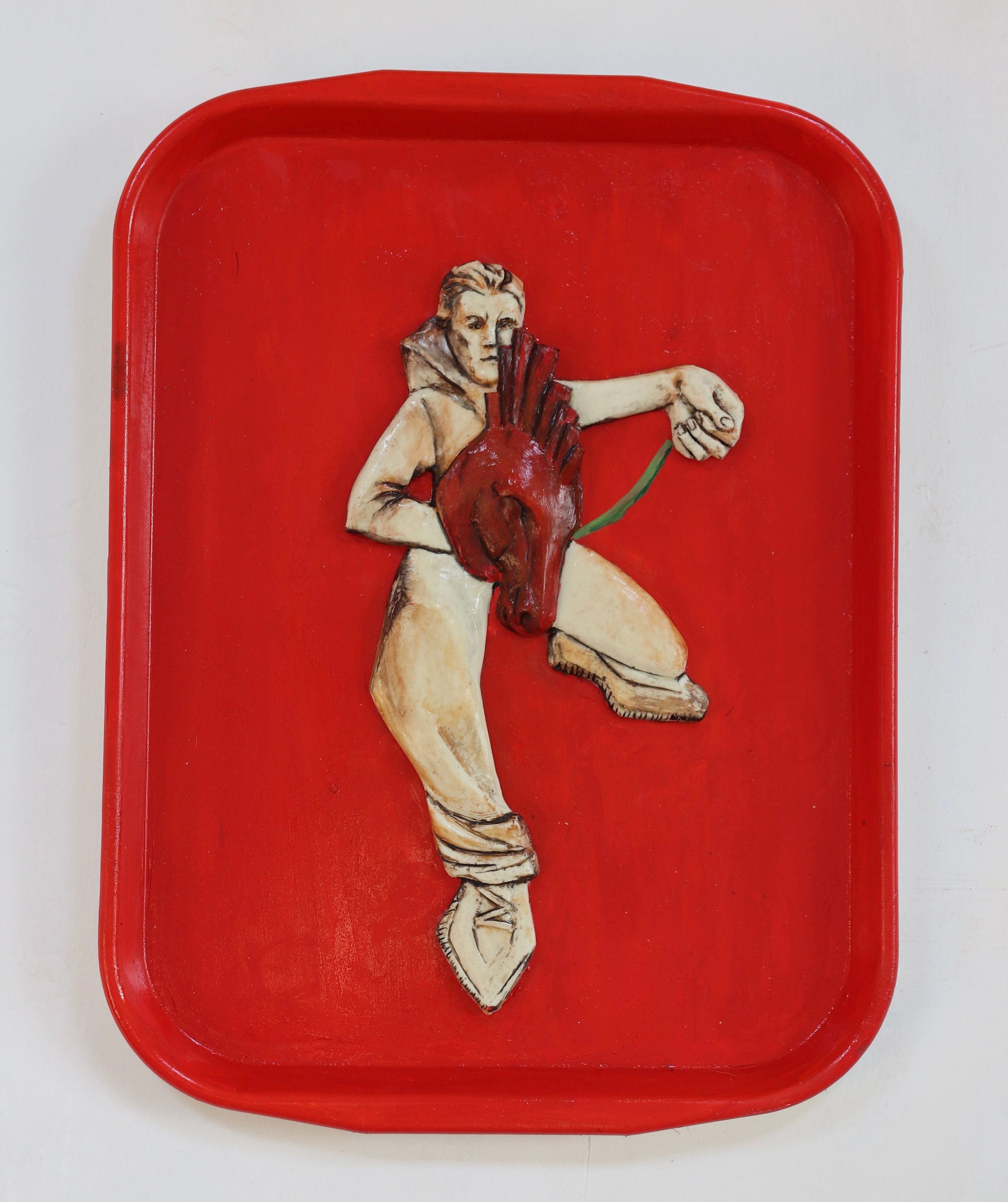 Современное искусство, поднос, рельеф, красный конь, хоббихорсинг