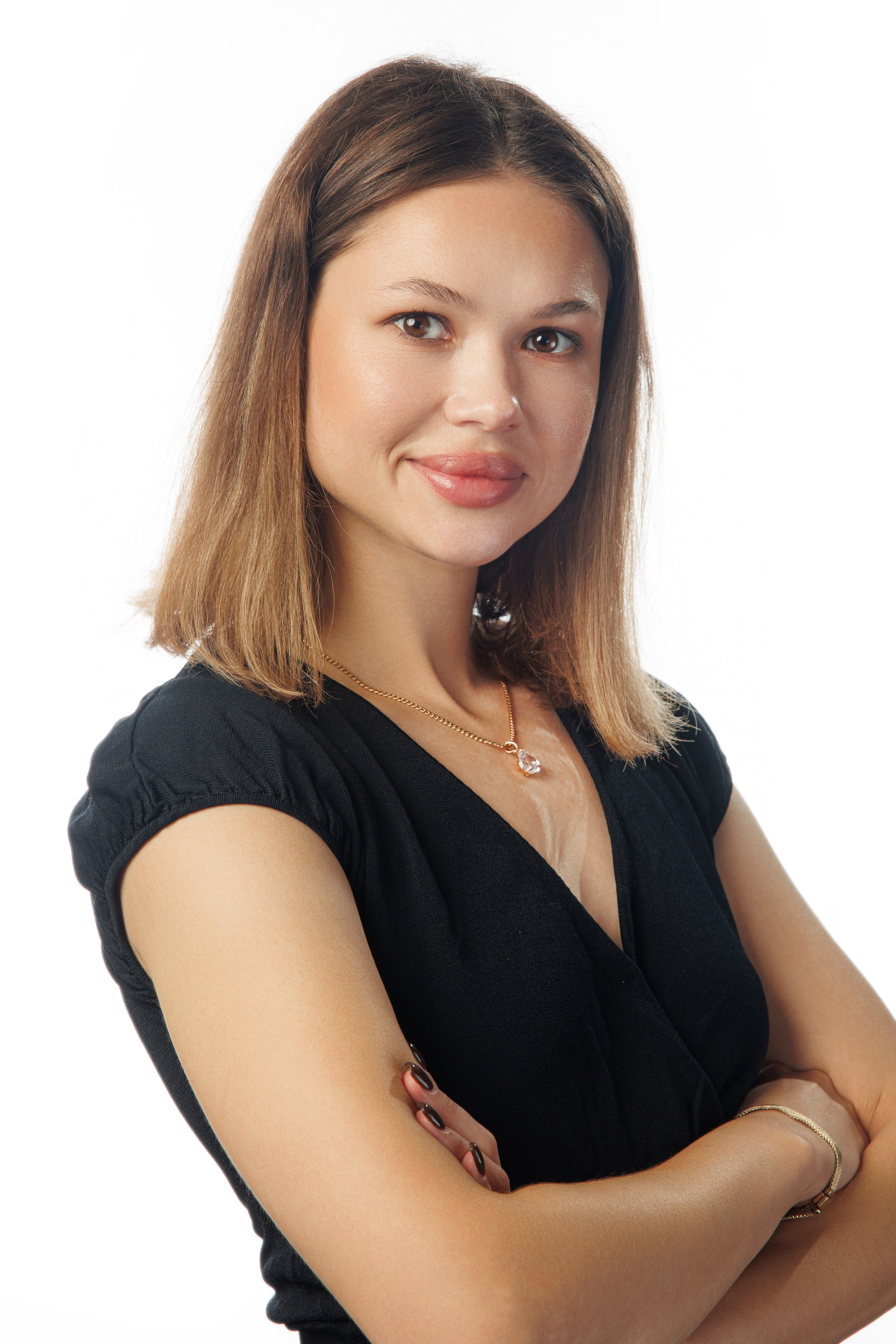 Портрет девушки на белом фоне