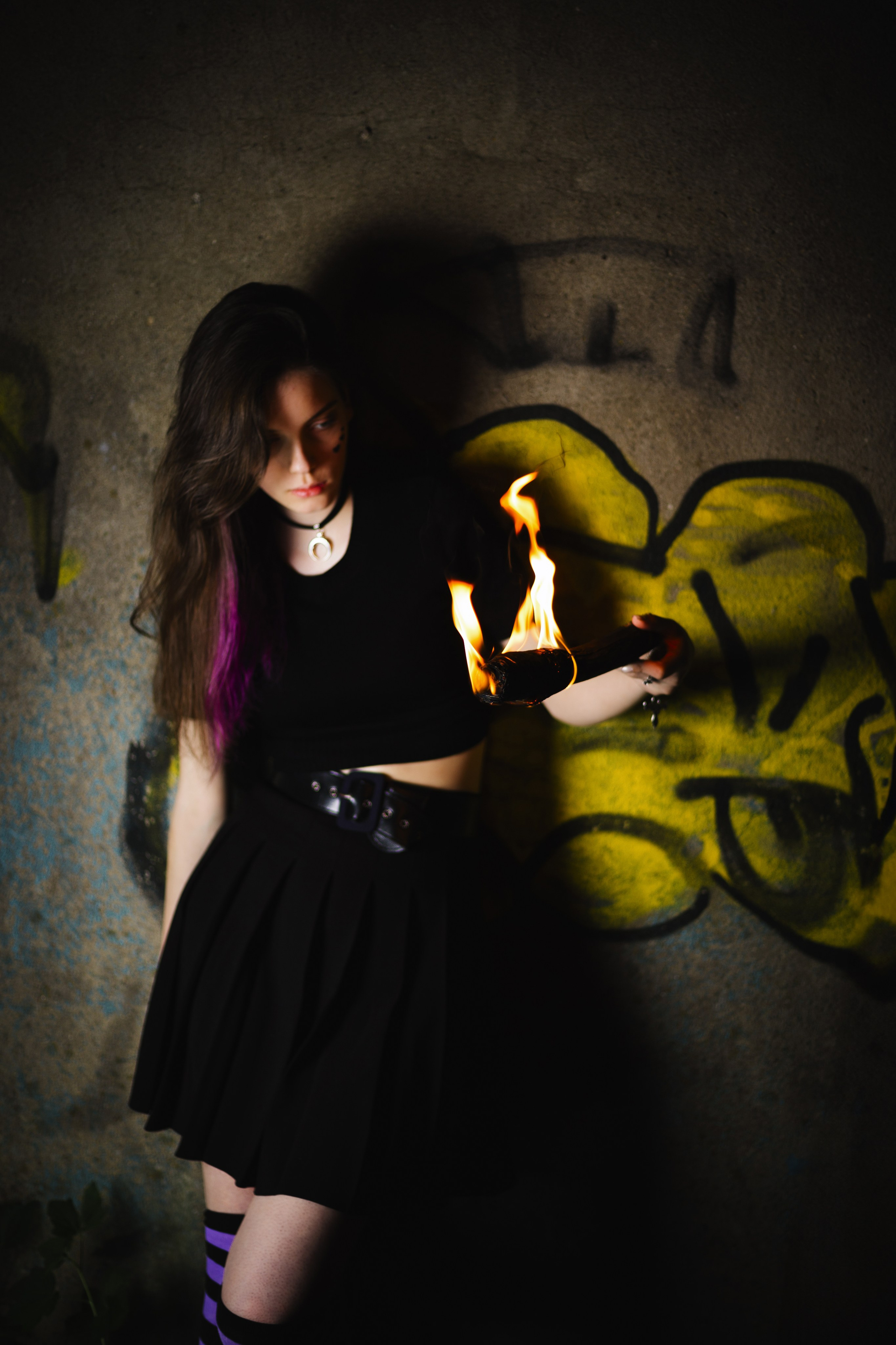 Модель: Лидия Леймон. Фотограф - Николай Мокрицкий. Импровизионаня фотосессия, в заброшенном здании. Креативная ночная фотосессия. Молодая девушка в образе неформалки. Темные волосы с фиолетовой прядью, полосатые чулки, ботинки. Зажигалка, кровь, горящий факел, огонь – атмосферное заброшенноге здания. Факел, Девушка, молодая девушка, Альтушка, Фотосеесия, Подросток, Крашенные волосы, Сигарета, Кровь, Позировка, Потрет
