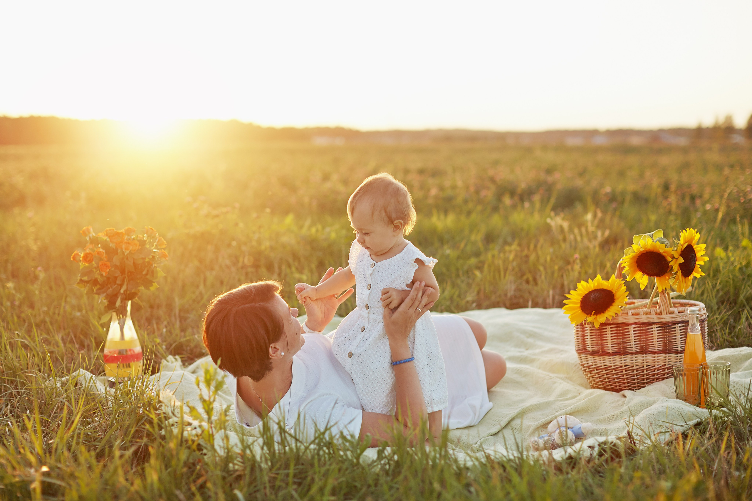 Мама с дочкой в поле на закате. Фотограф Ольга Ефремова