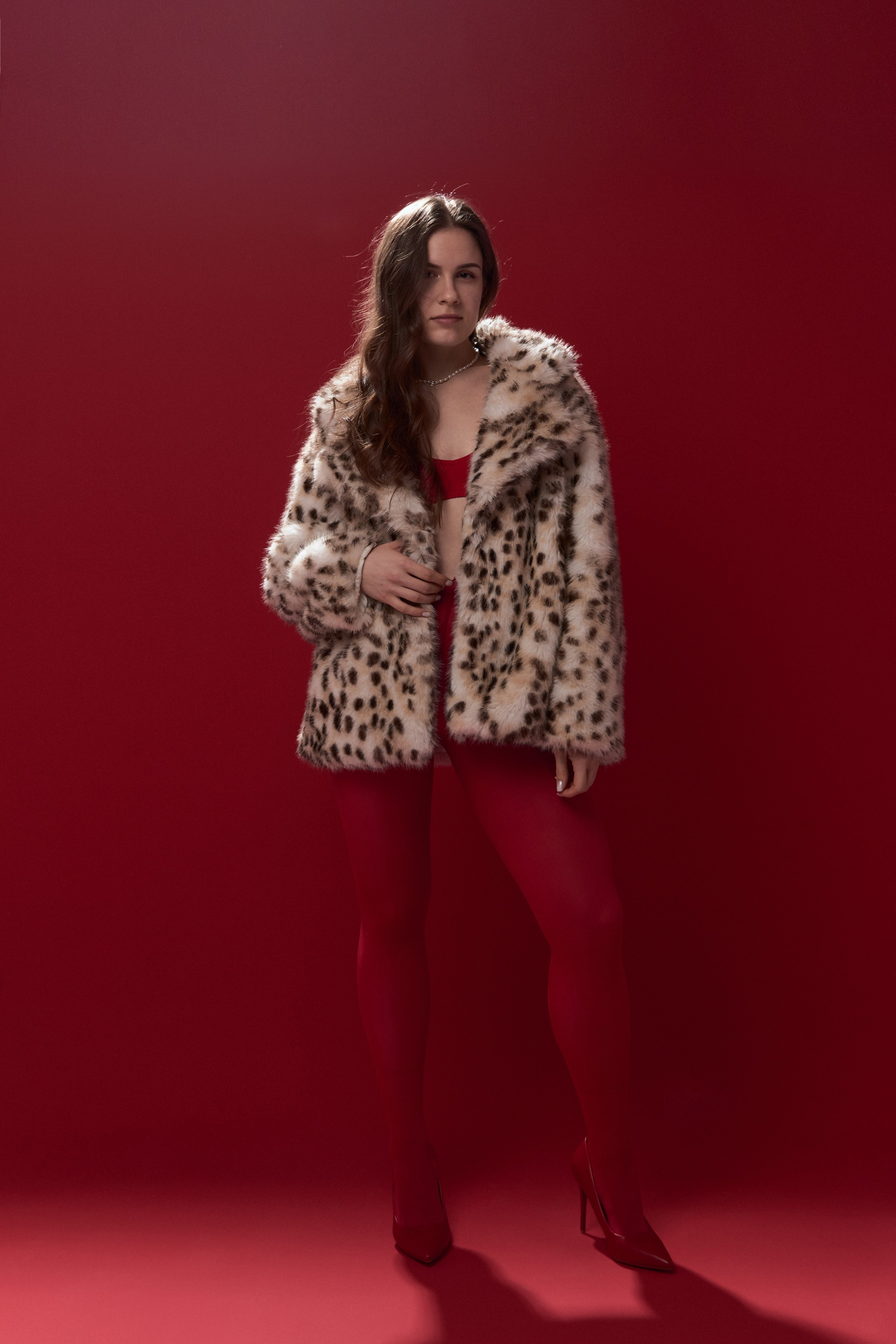 Фотосессия в студии на красном фоне, в леопардовой шубе, колготках. Фотограф Наталья Воронина Москва
