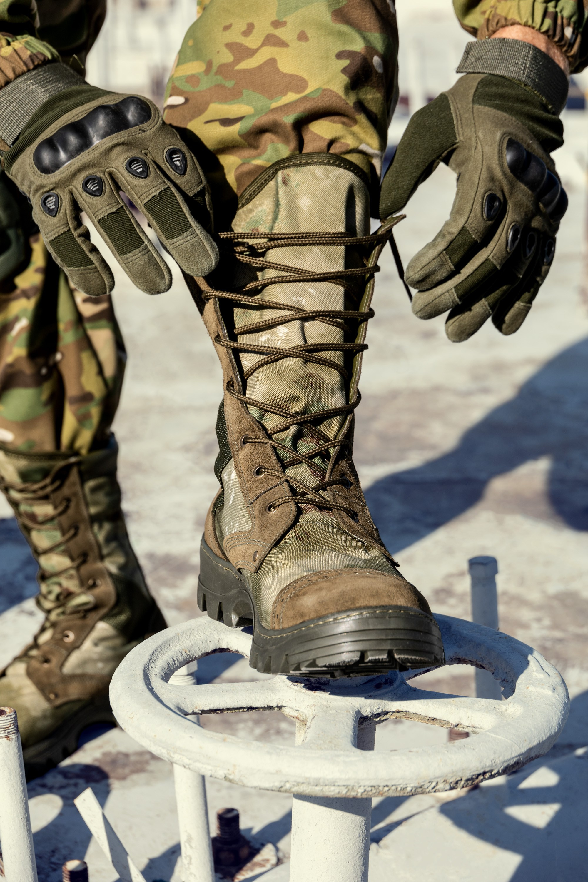 Процесс затягивания шнурков на берцах | Фото инструкции по использованию