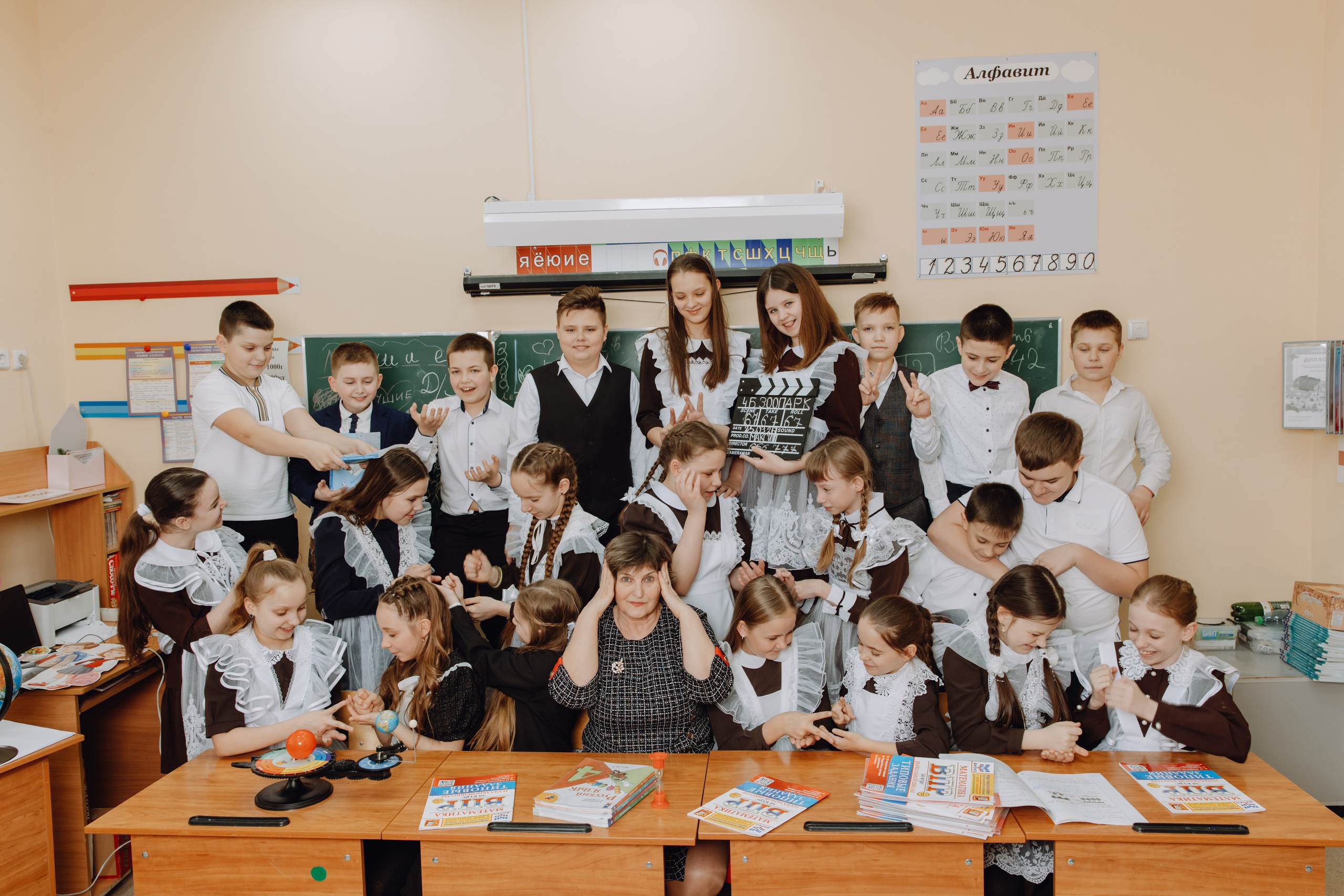 Школьные альбомы в Чернянке. Фотограф Максим Никонов