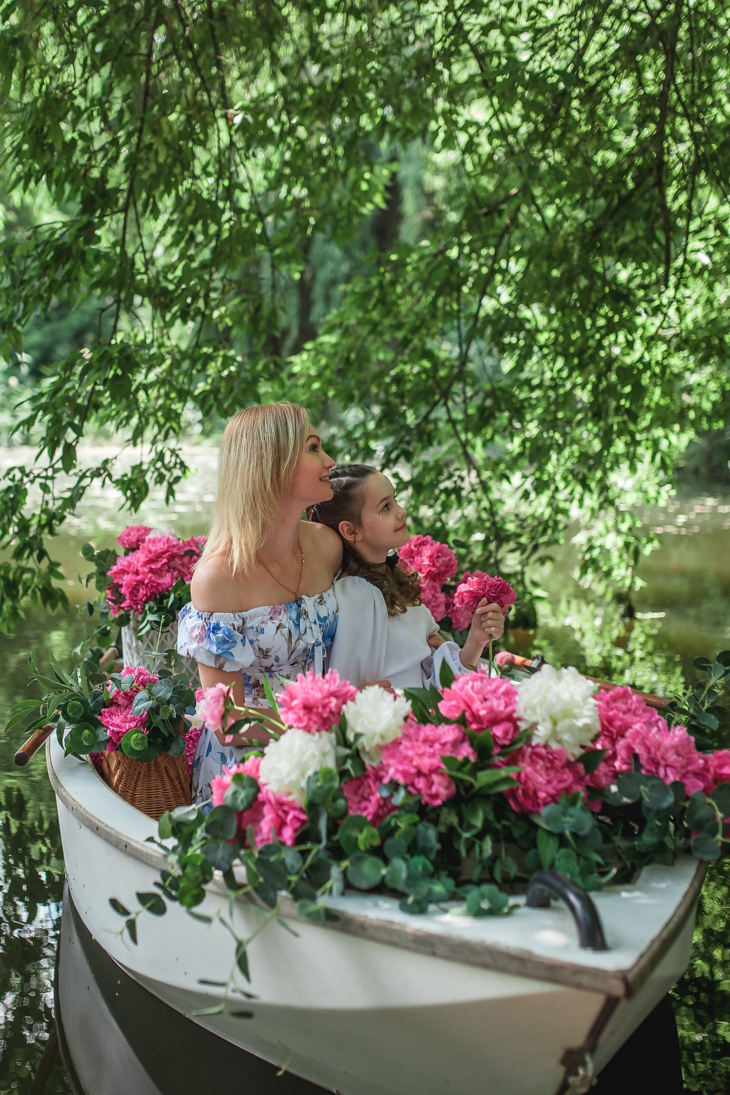 Екатерина и Вика в лодке с пионами. Фотограф в Волгограде Норченко Светлана