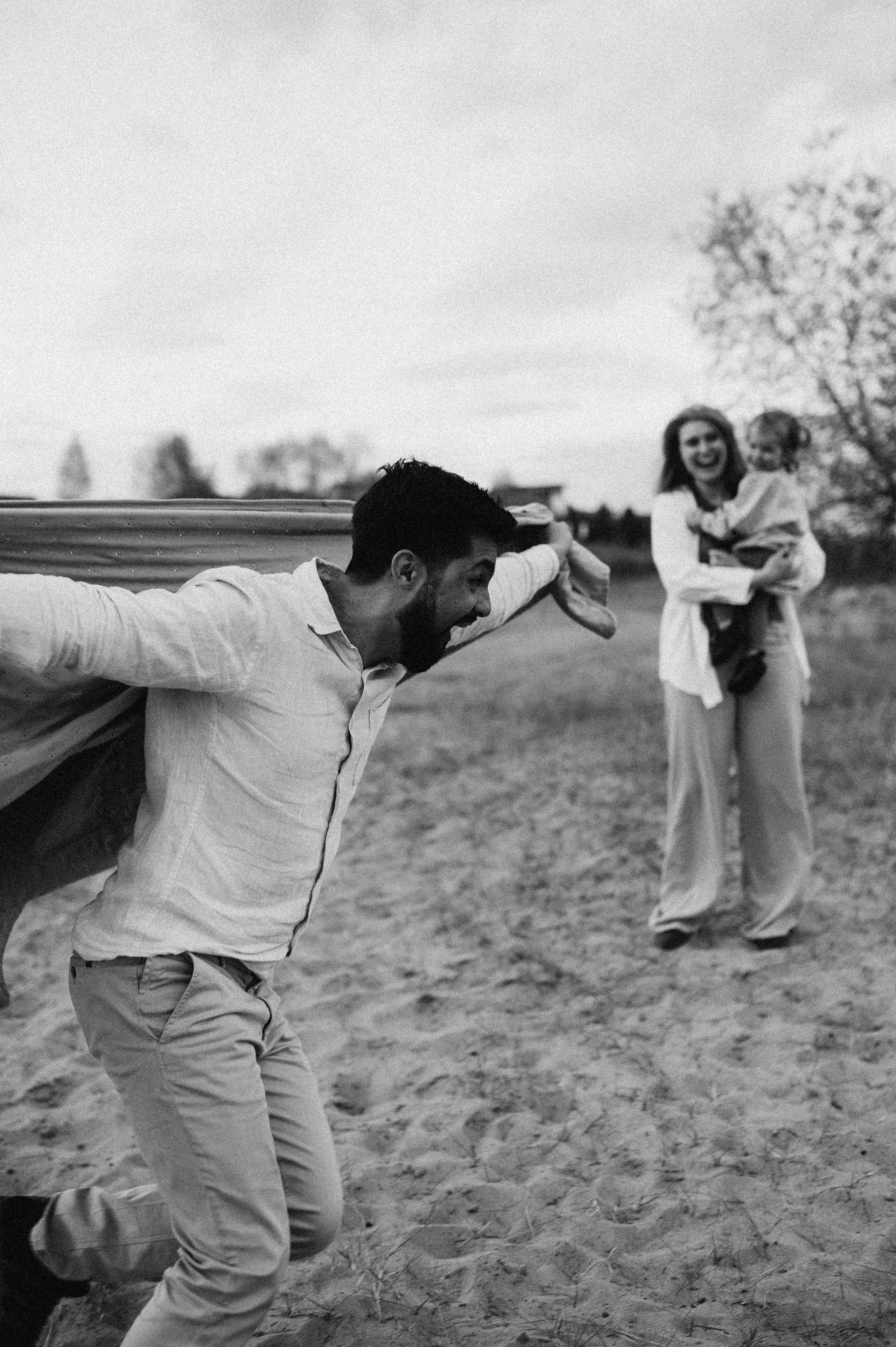 Прогулочная фотосессия семьи на берегу обского моря. Семейный фотограф в Новосибирске Женя Индрикова