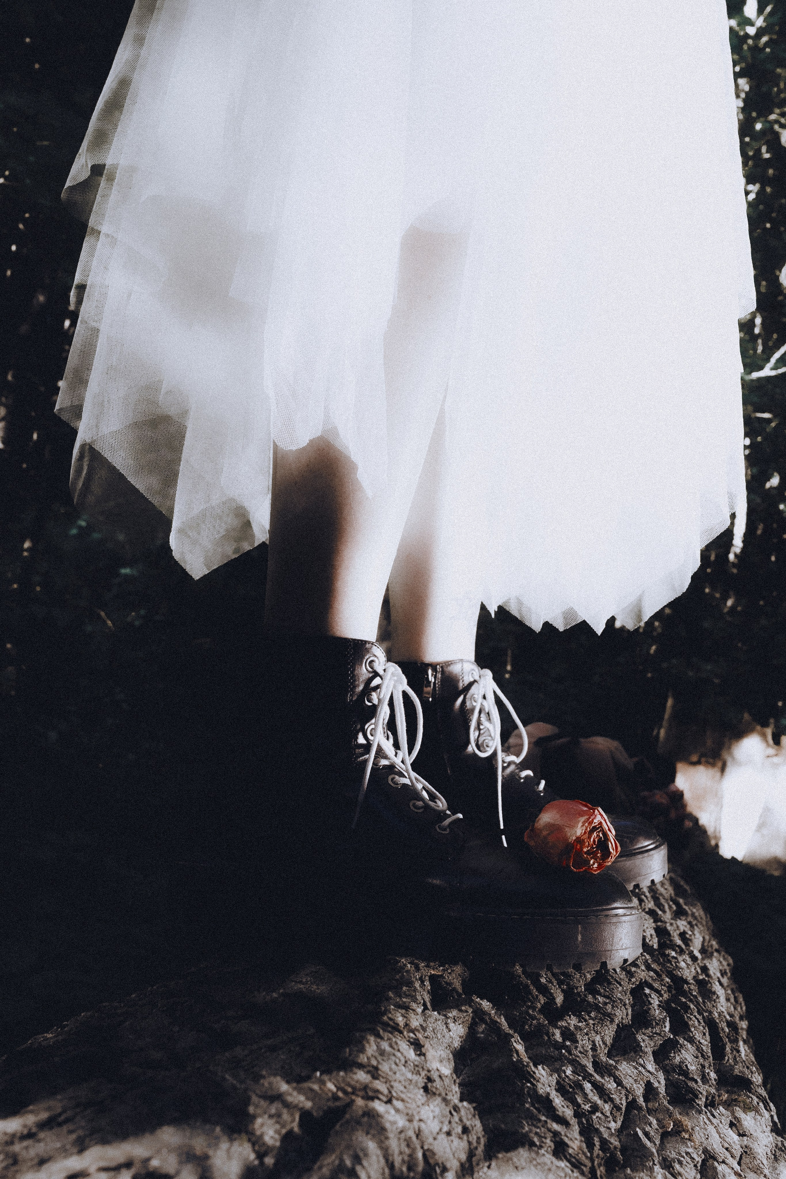 Фотограф Александра Овечкина Пенза: эстетичный кадр ног невесты в ботинках на шнуровке, стоящих на старом дереве, вид на подол юбки.