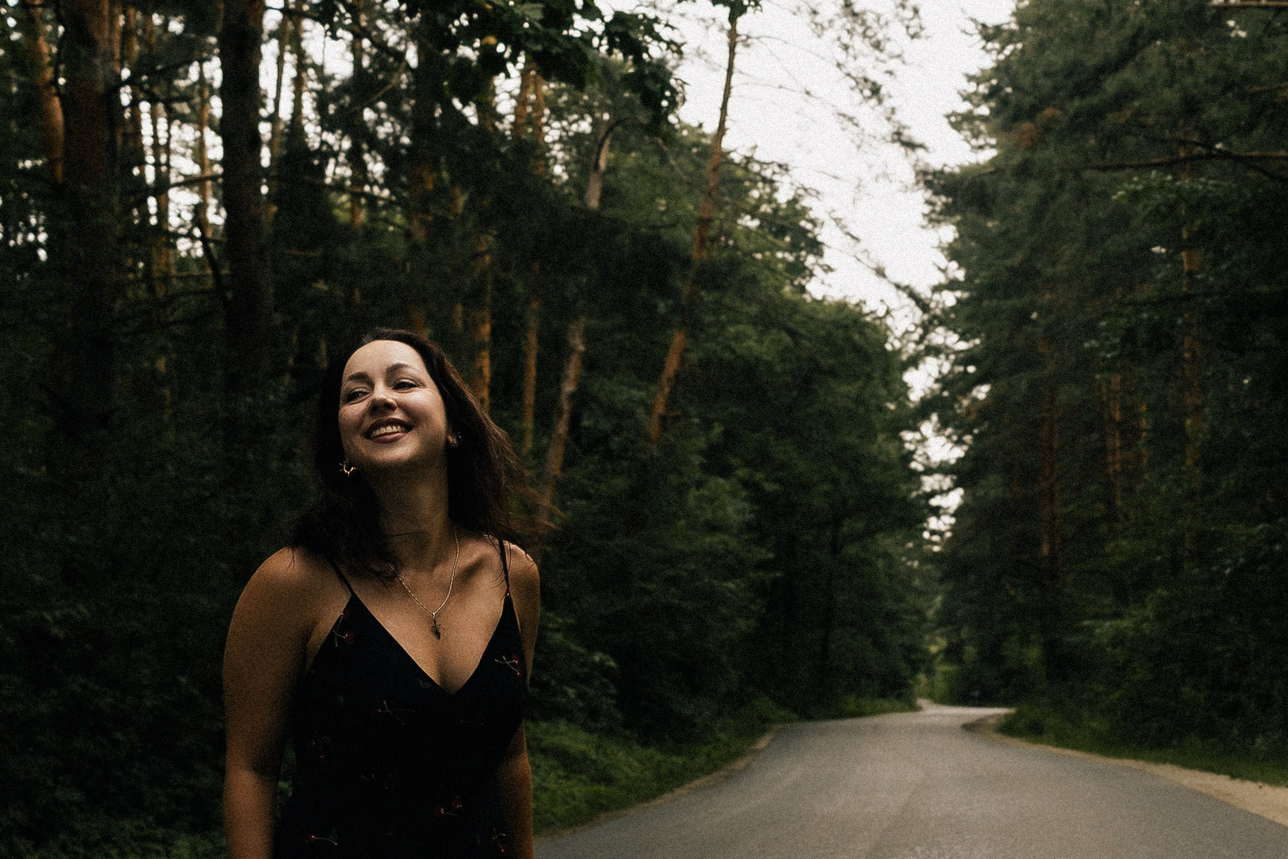 Счастливая девушка смеется под дождем на фоне леса, атмосферный портрет. Фотограф в Пензе Александра Овечкина