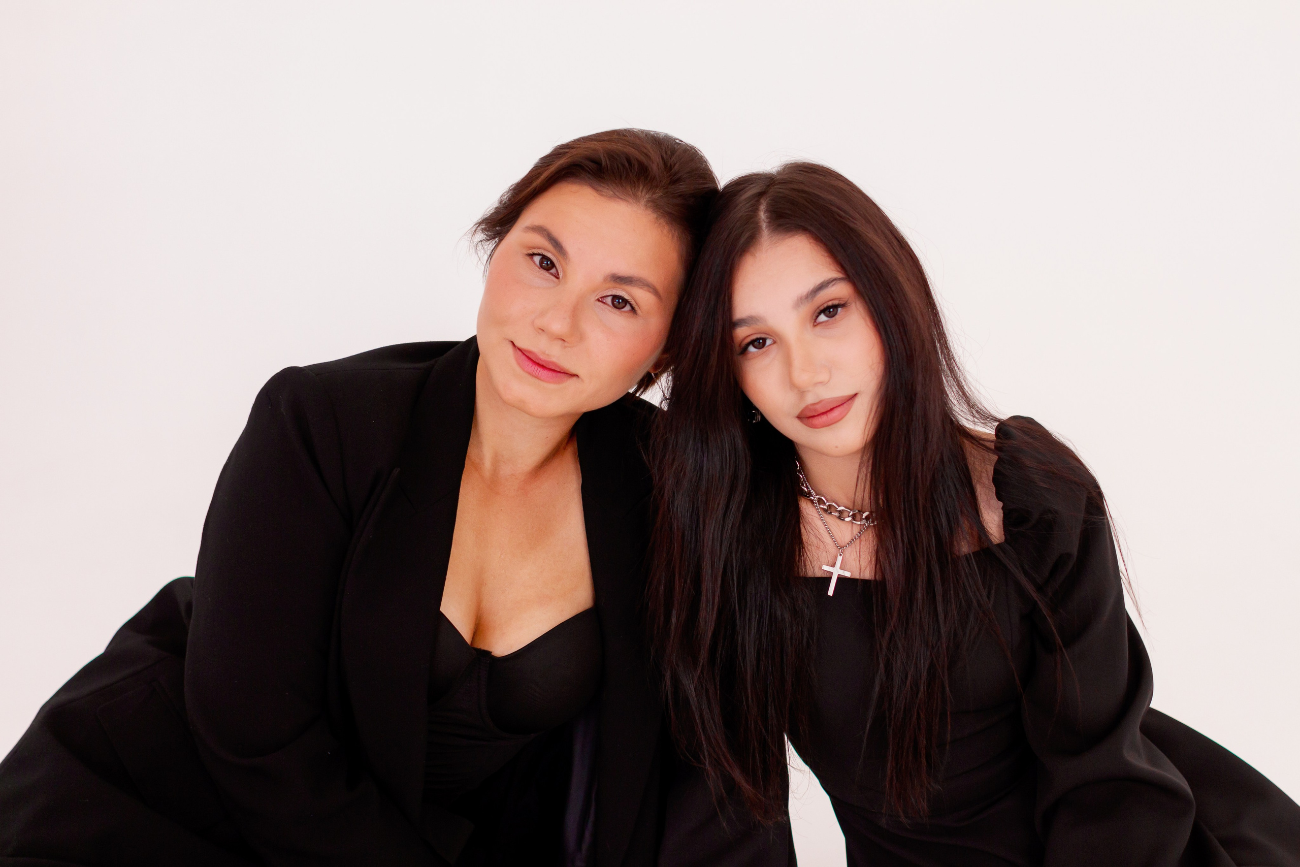 Эля и Лиза. Сёстры. Фотосессия в студии, Екатеринбург. Фотограф в Екатеринбурге Пойгина Елена