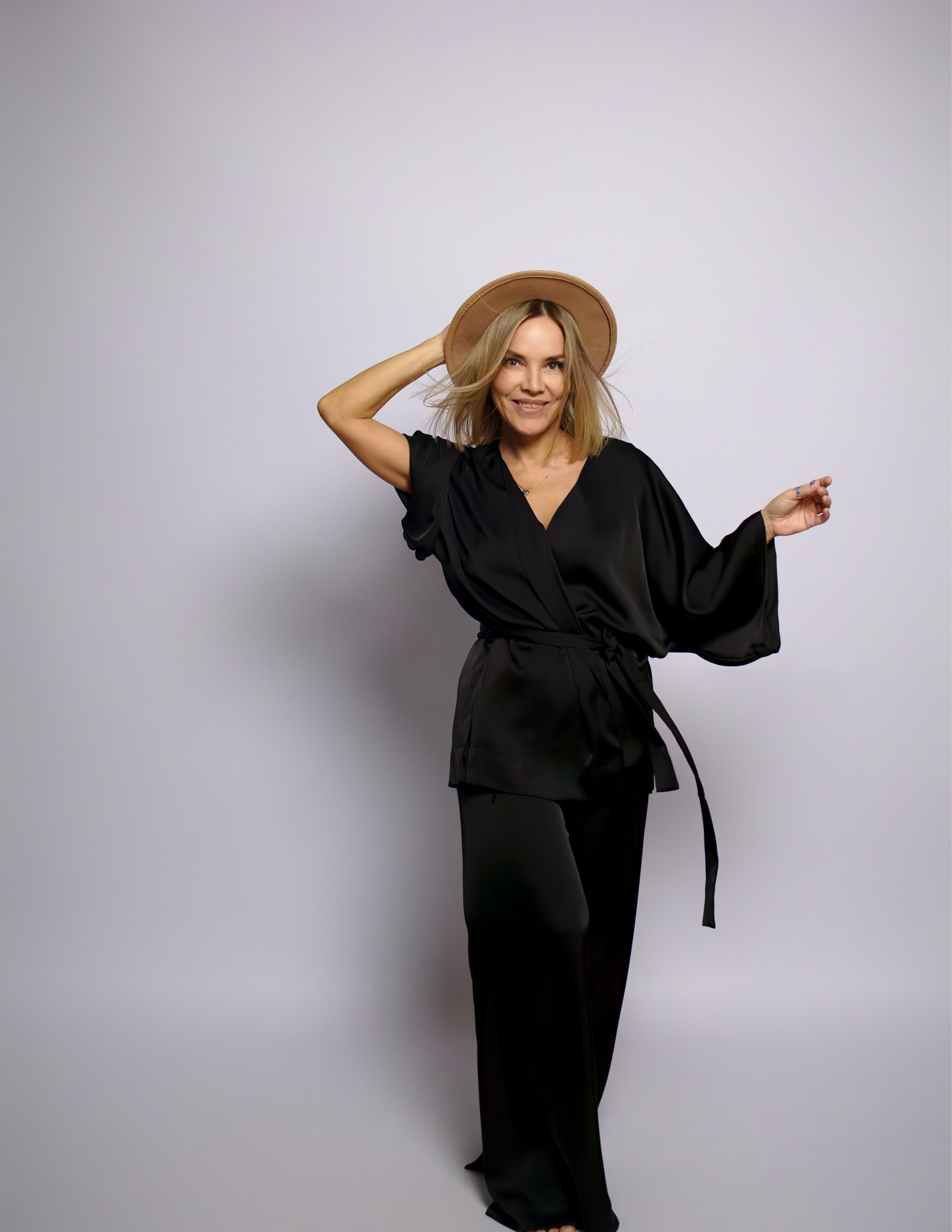 Пижамный брючный костюм чёрного цвета. Размеры M и  2XL