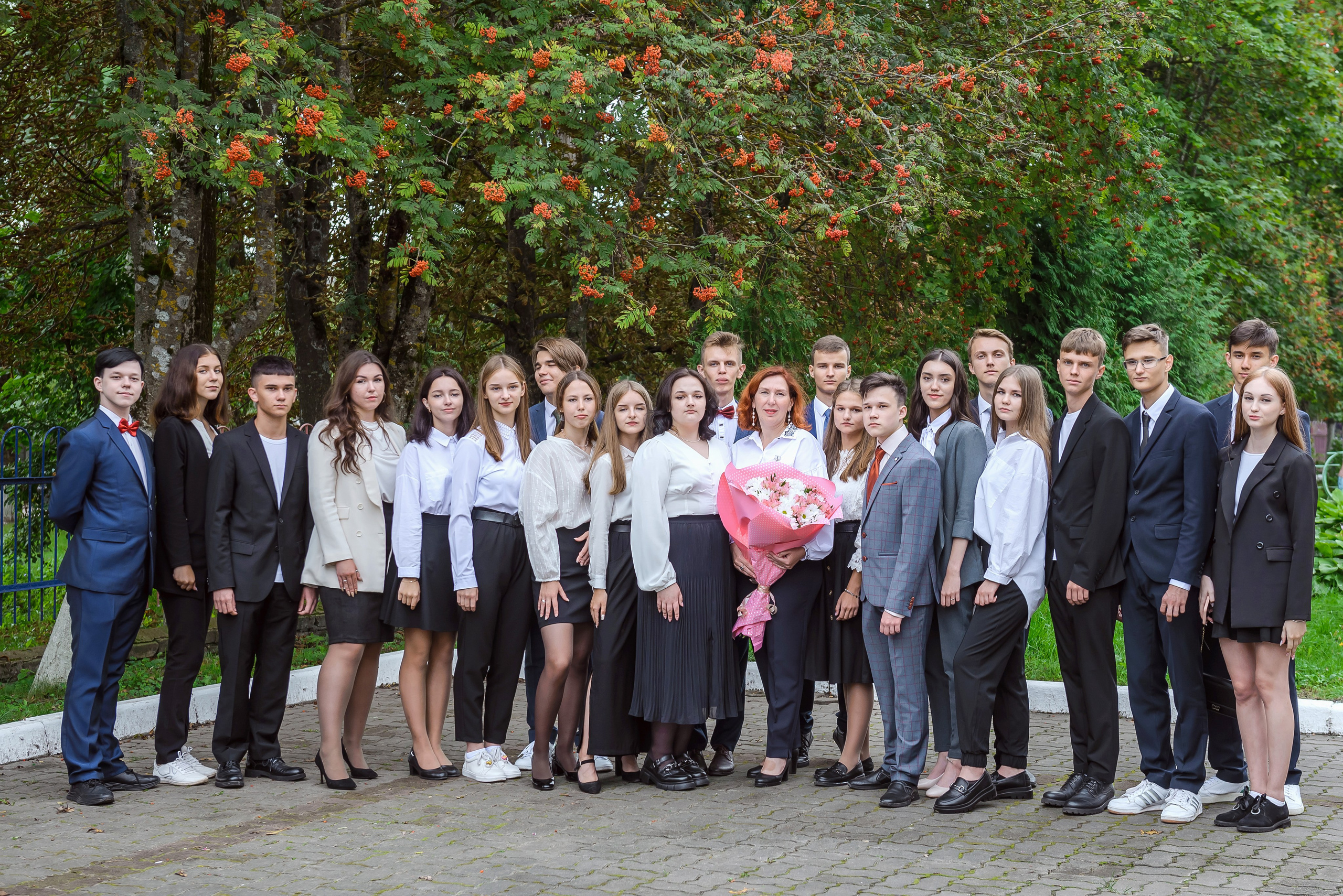 Линейка 11-е классы 2023. Фотограф Галина Лисанова, г. Брянск