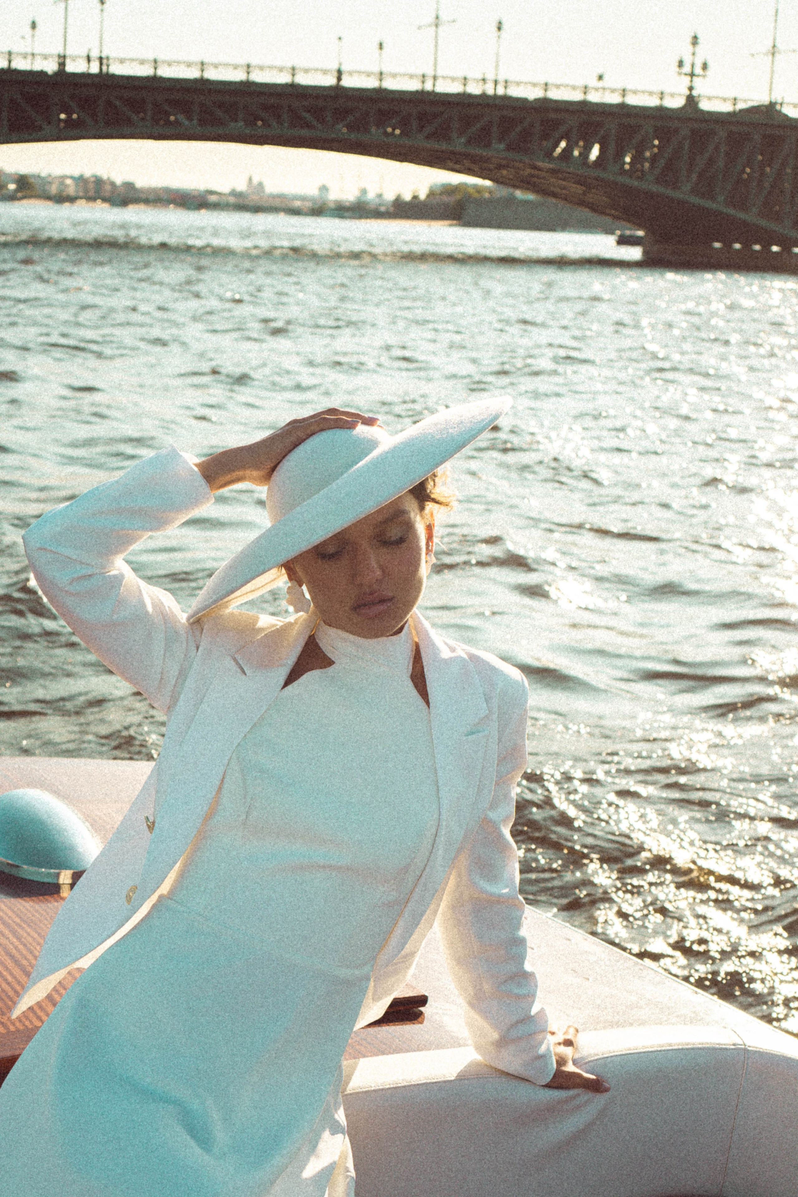 СВАДЕНБНАЯ СЬЕМКА НА КАТЕРЕ ПО КАНАЛАМ САНКТ-ПЕТЕРБУРГА И В АКВАТОРИИ НЕВЫ. Профессиональный фотограф, Санкт-Петербург — Виктория Богомолова