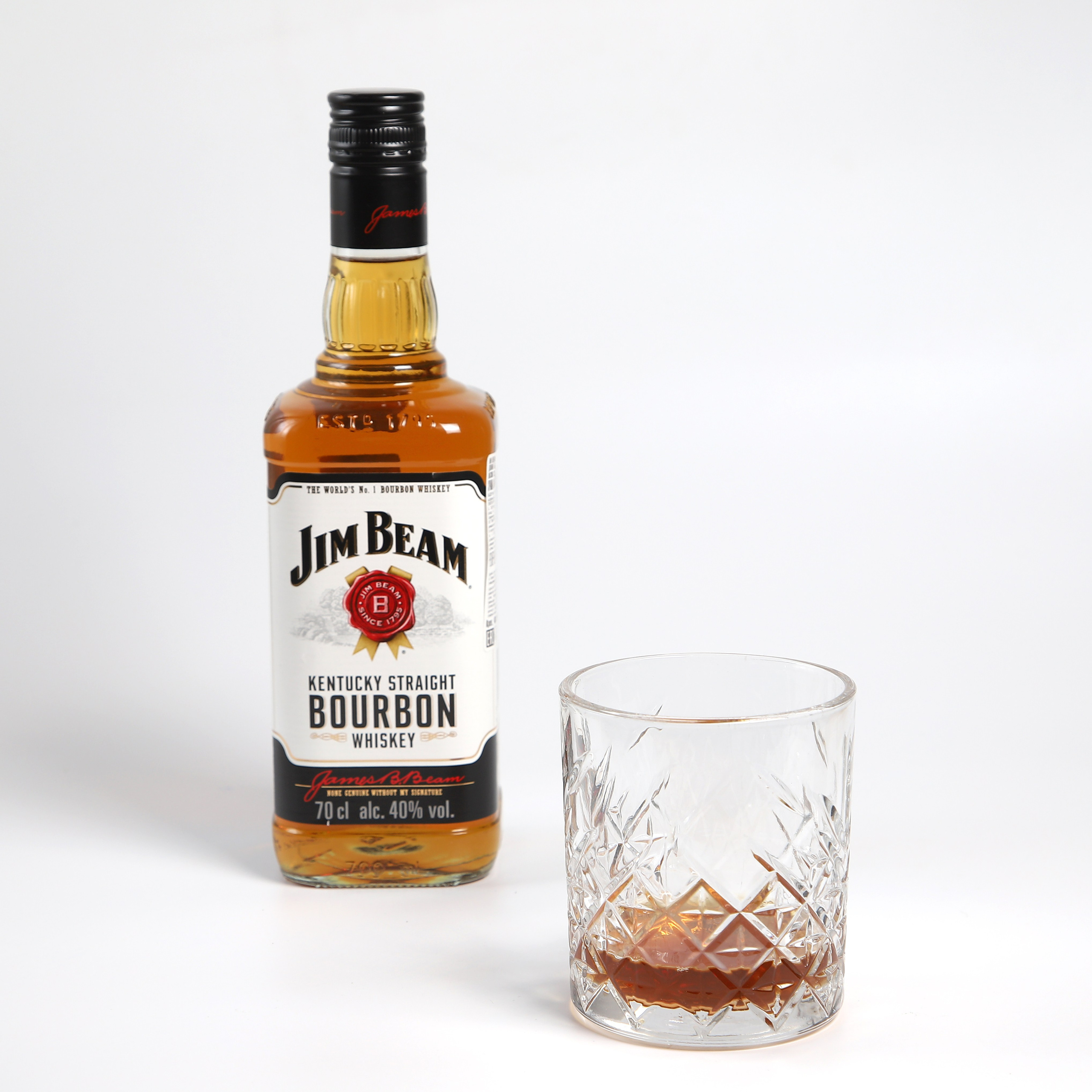 Фуд-фотография бурбона Jim Beam и бокала.