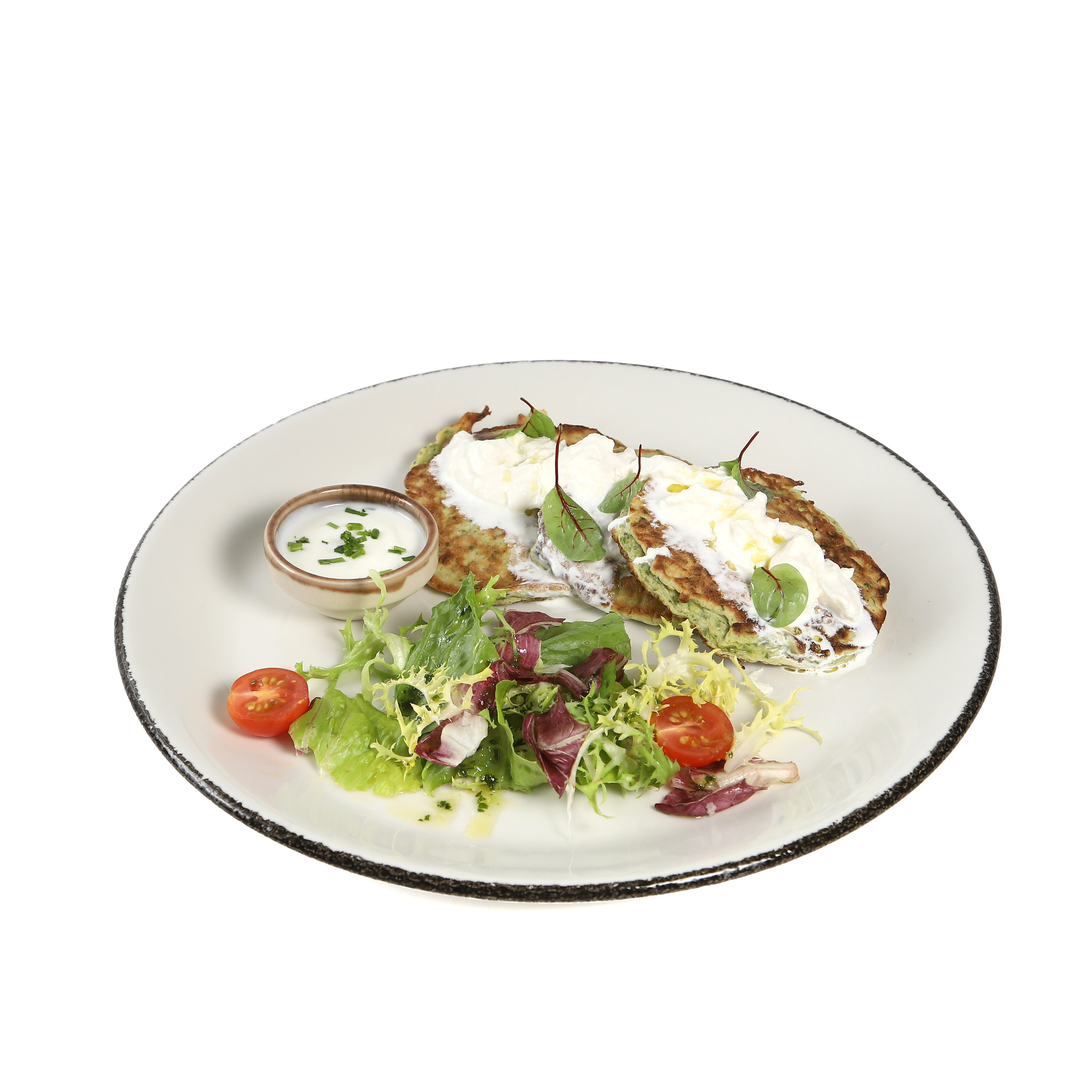 Фуд-фотография салата с козьим сыром и зеленью.