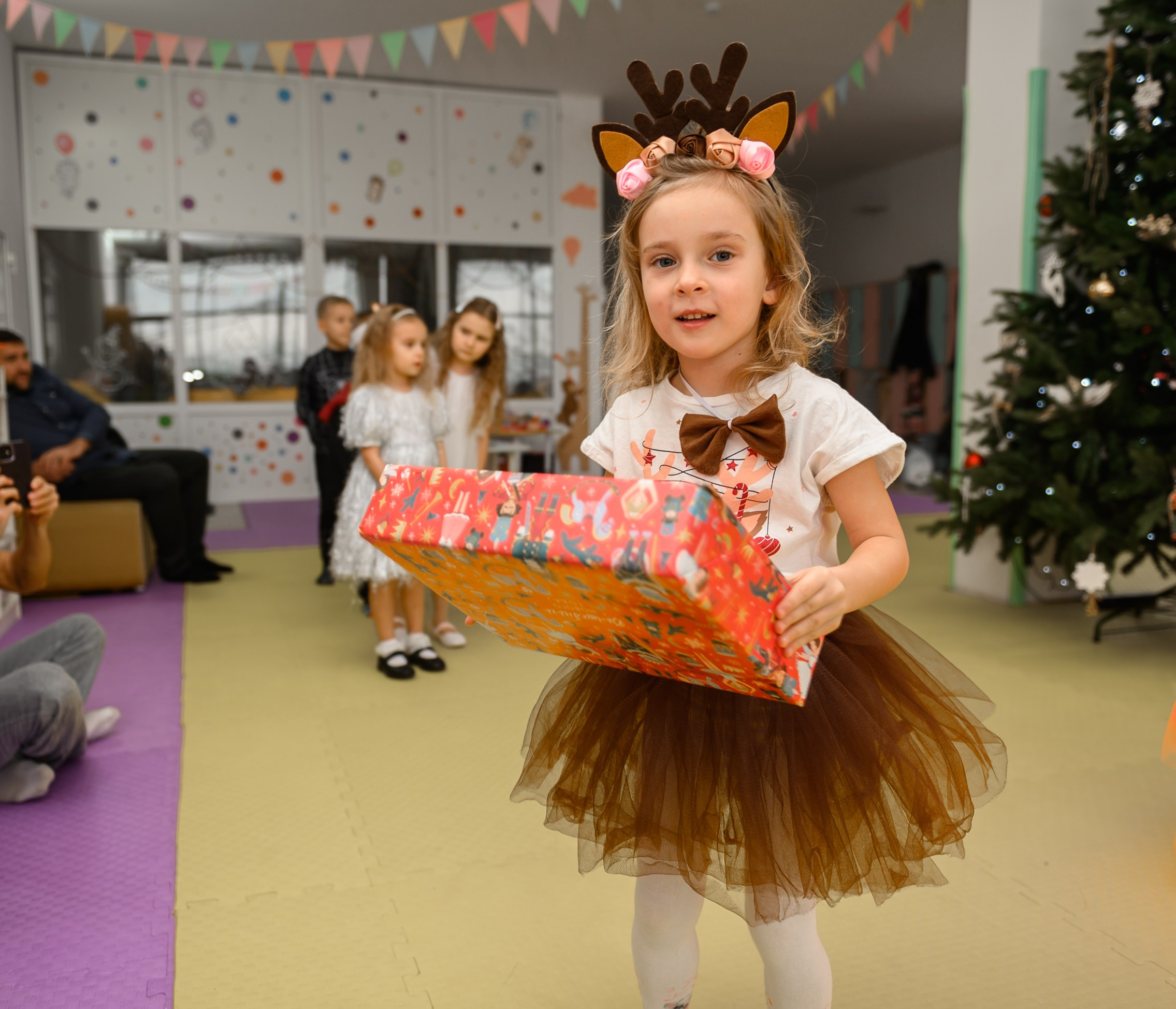 Елка 2025 в детском саду Мишка клуб. Свадебный и семейный фотограф София Невская