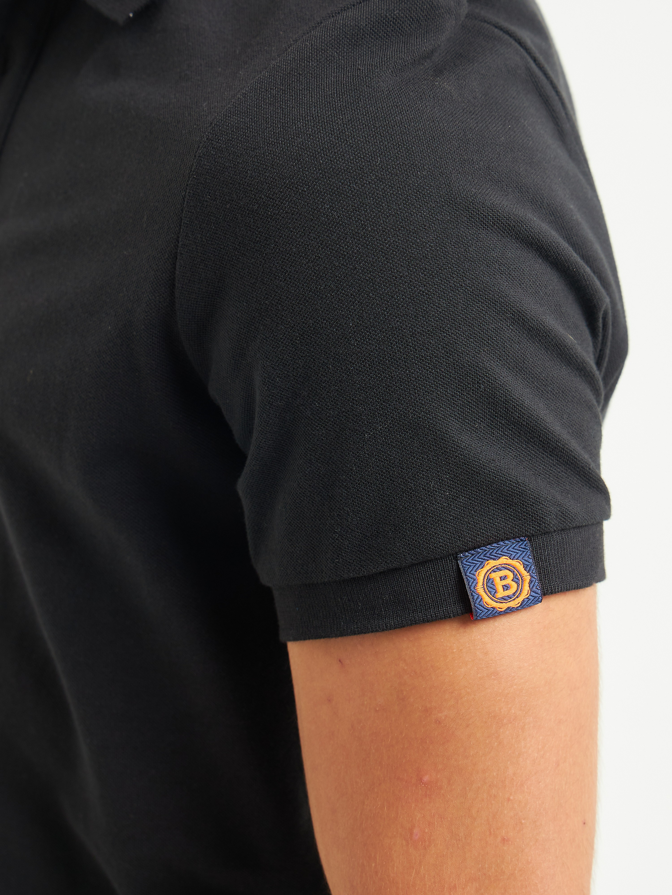 Футболка мужская черного цвета на модели мужчине детальная съемка