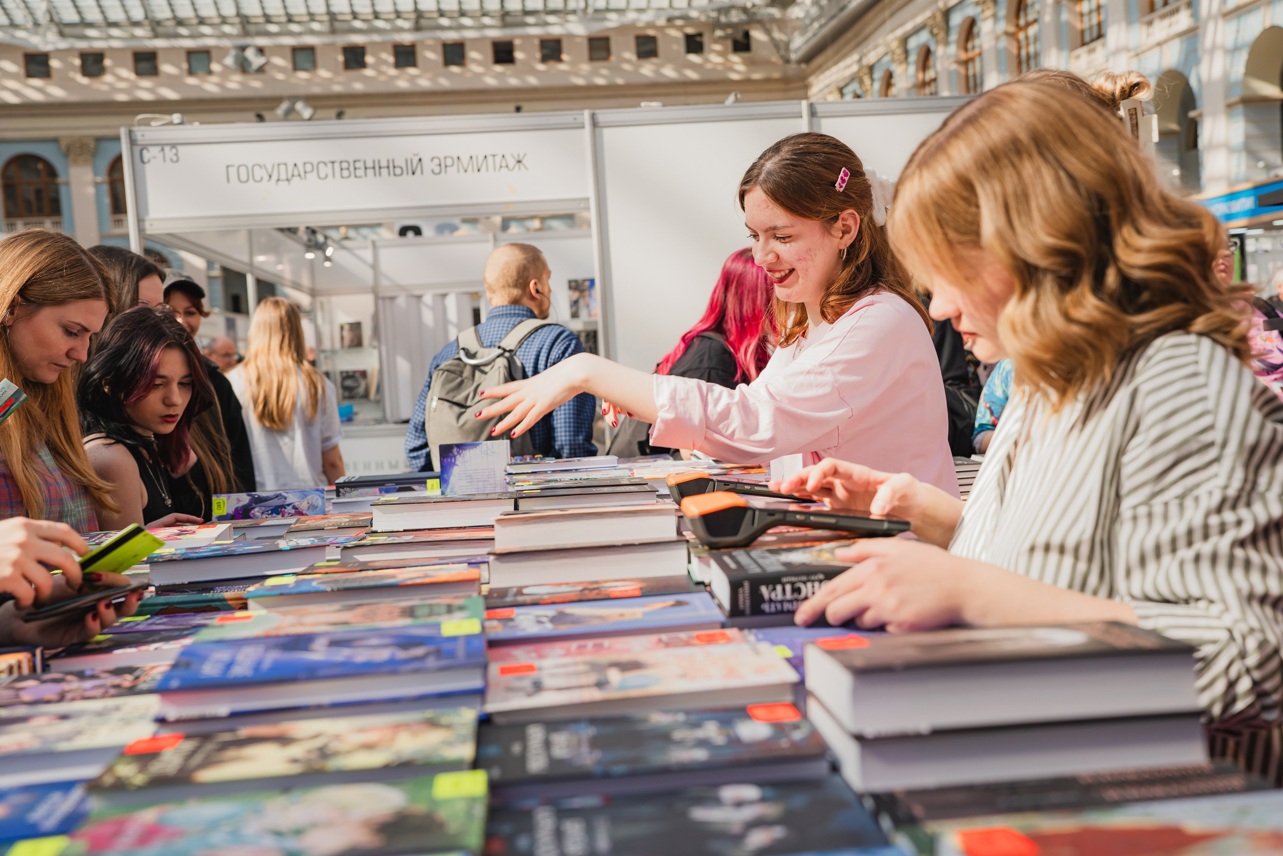 МИФ Non/fictio№ 2025 стенды. Репортажный фотограф Анастасия Рубцова