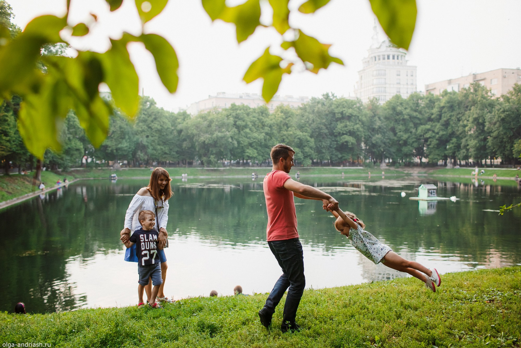 Прогулки на Патриарших прудах. Семейный, портретный и свадебный фотограф в Санкт-Петербурге и Москве