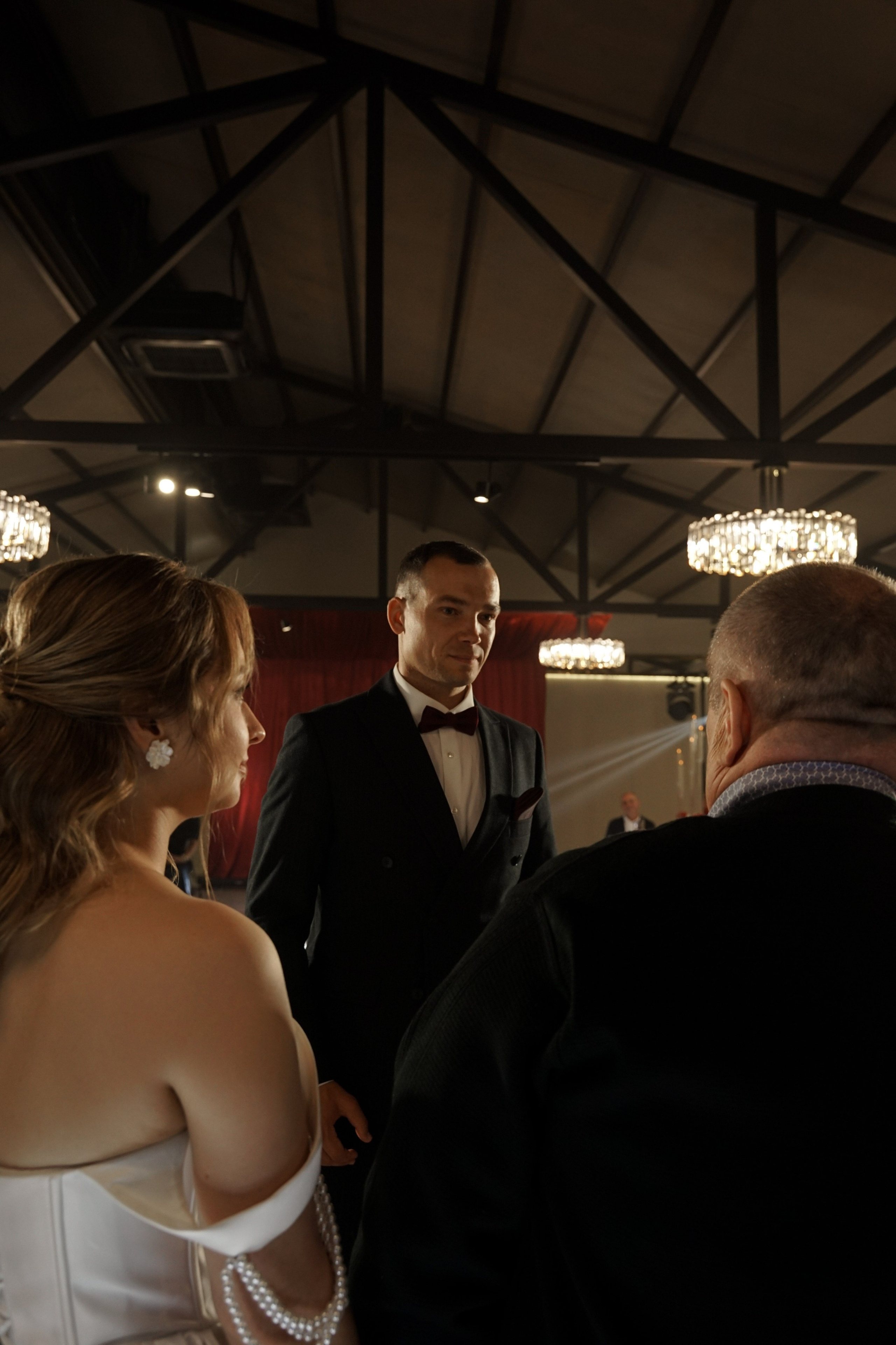 Кристина и Андрей: лавстори в гостинице и динамичный банкет. Фотограф в Иркутске