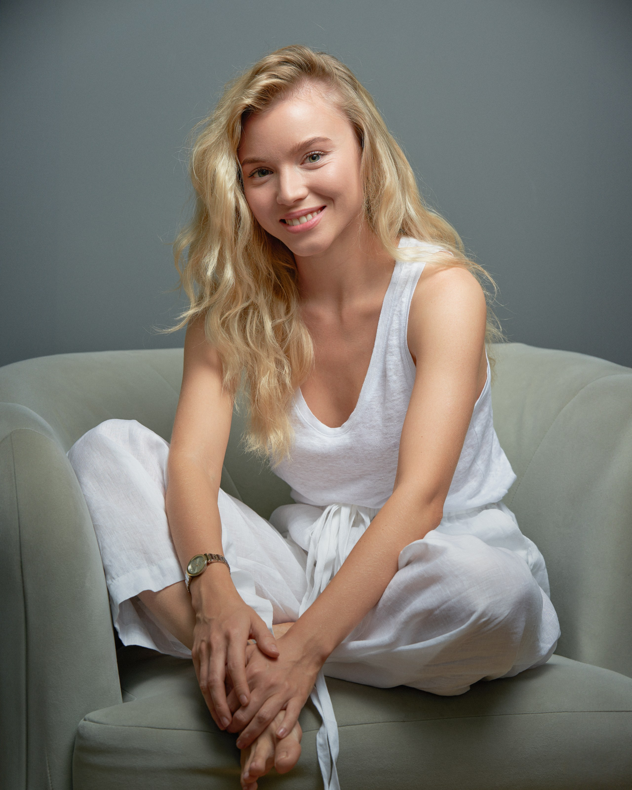 Студийный женский портрет