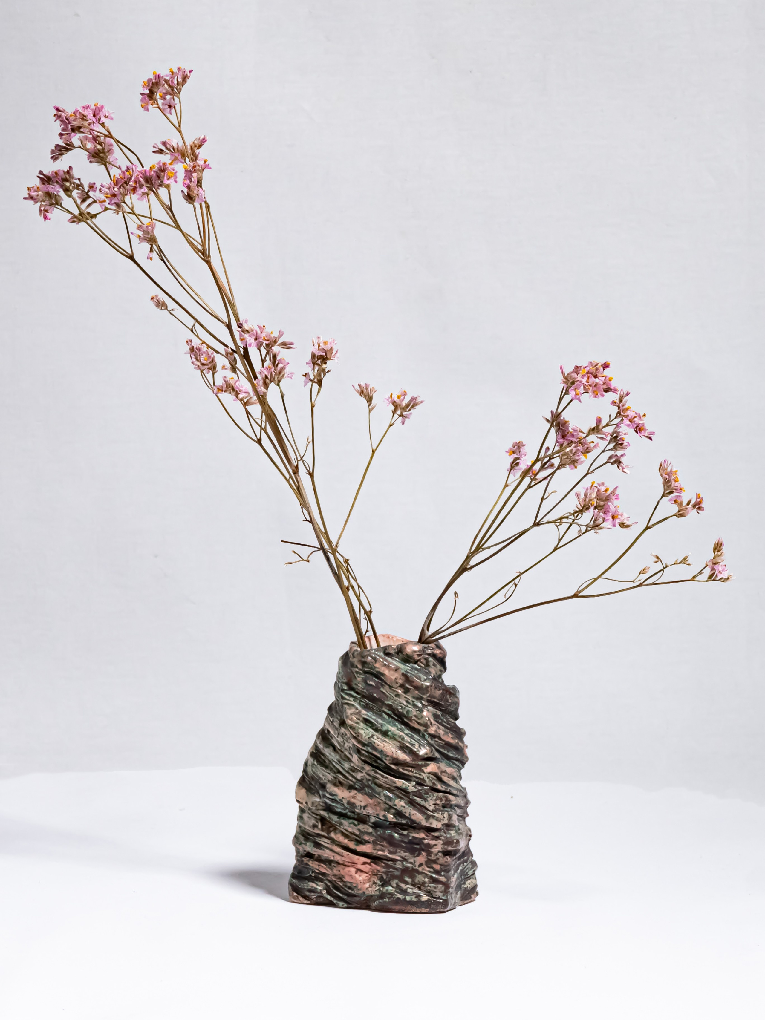 Авторская керамическая ваза в виде части скалы