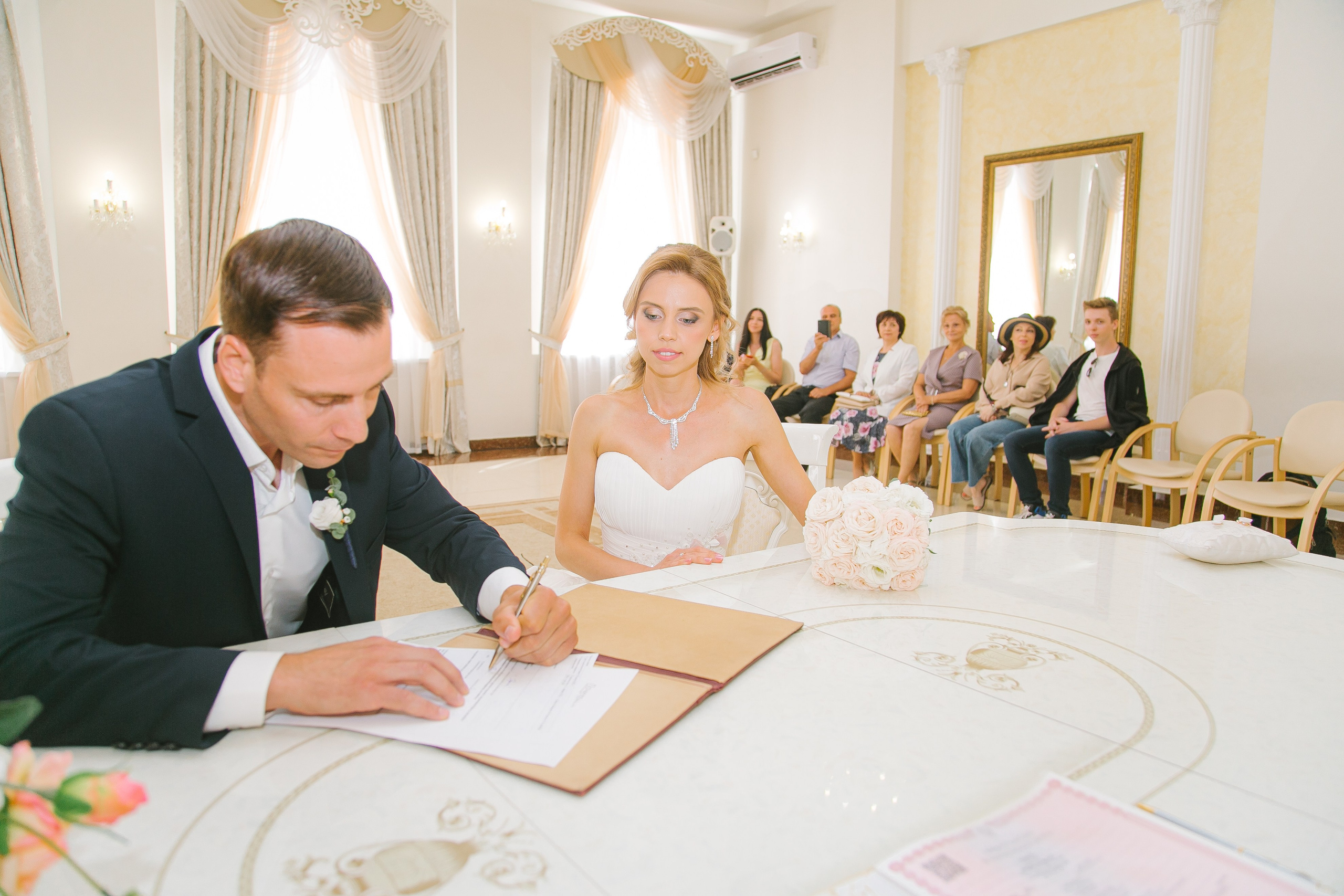 Свадебная прогулка в Ярославле. Свадебный и репортажный фотограф в Ярославле и Санкт-Петербурге Роман Микрюков