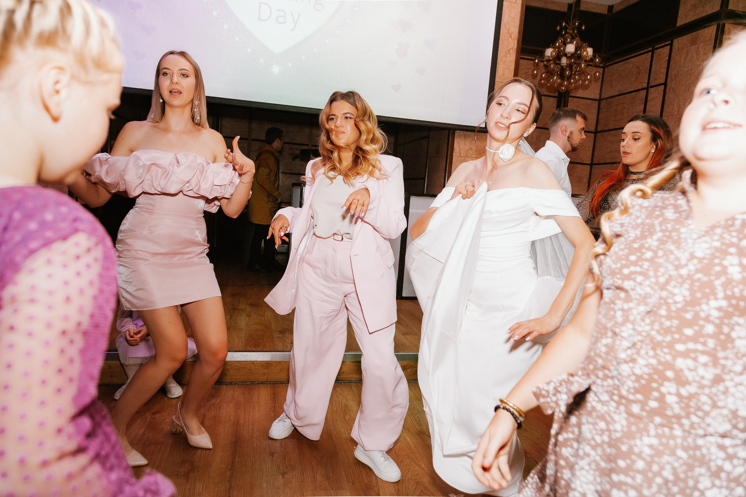 Свадебная осенняя фотосессия Ивана и Лидии в городе. Свадебный и репортажный фотограф в Ярославле и Санкт-Петербурге Роман Микрюков