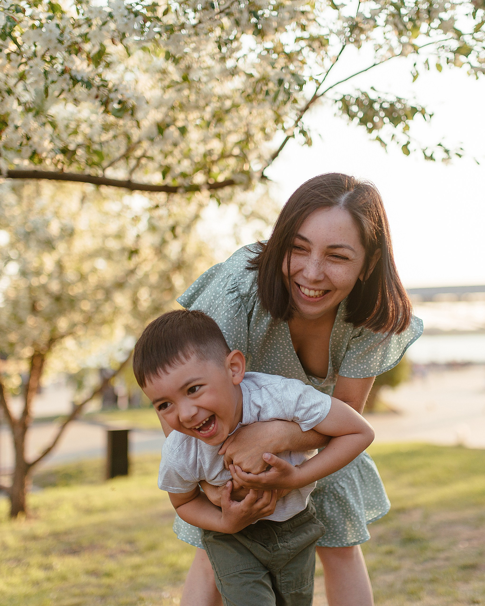 Семейная фотосессия на набережной. Семейный фотограф Дарья Едапина Новосибирск. Фотограф Дарья Едапина Новосибирск