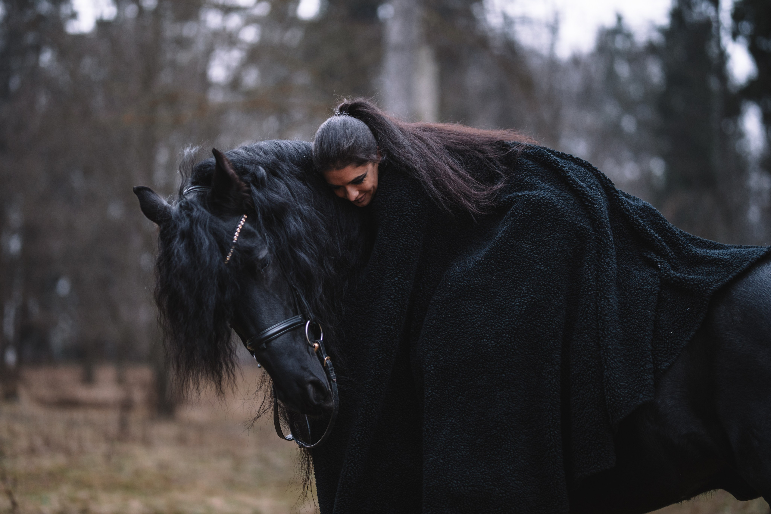 Наташа с фризом в костюме викинга. Фотосессии с лошадьми