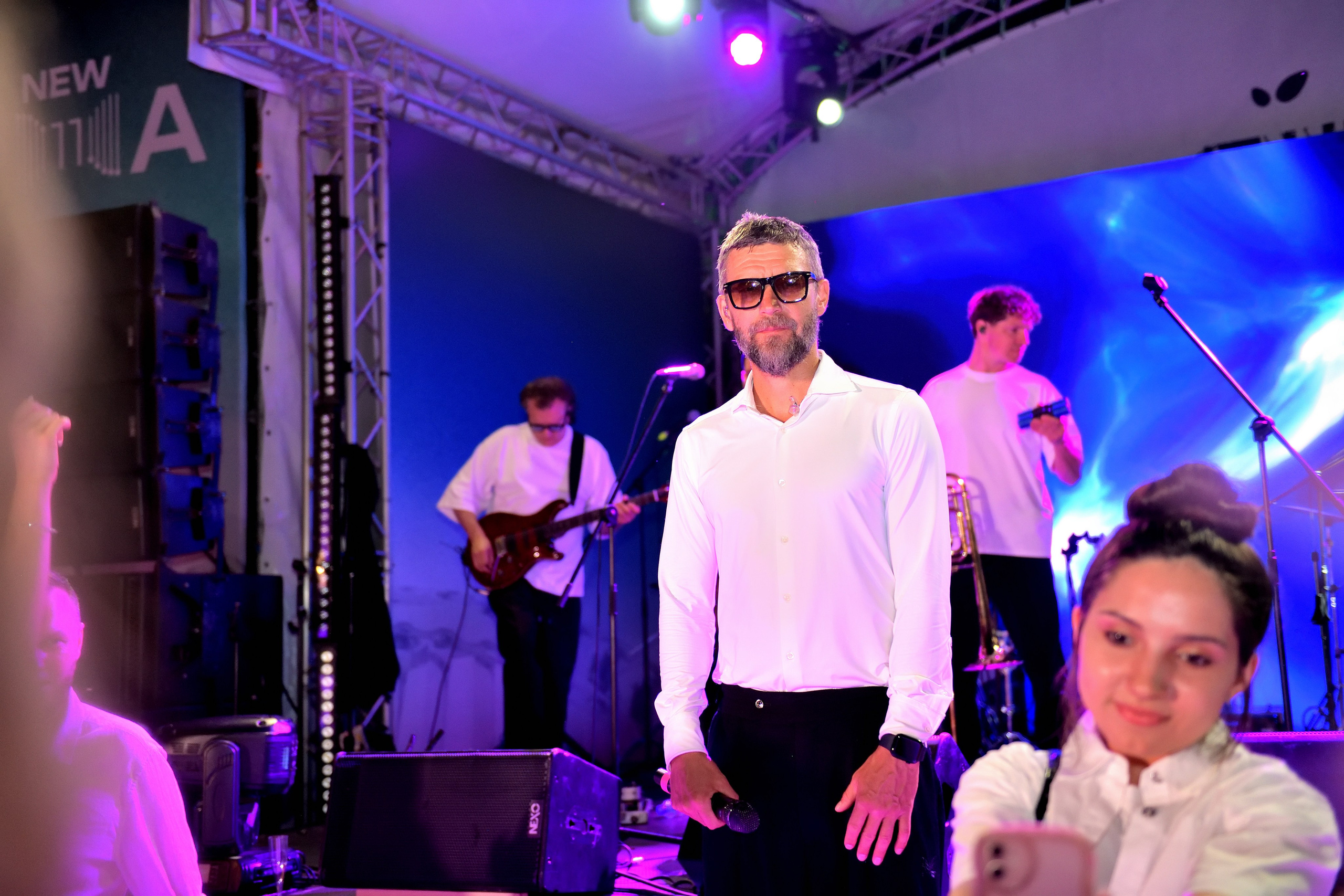 "Владимир Кристовский, солист группы "Ума Турман" позирует фотографу на концерте".