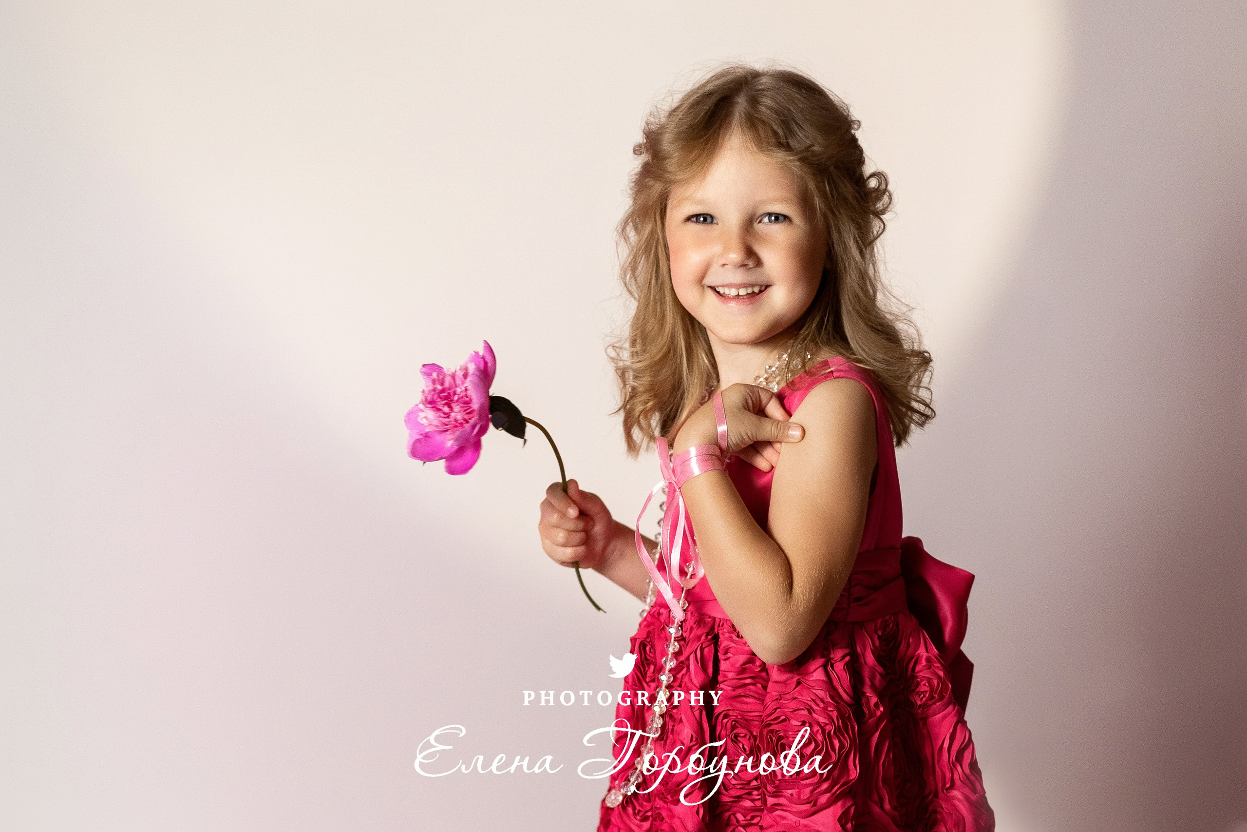 девочка модница с пионами в розовом платье на фотосессии