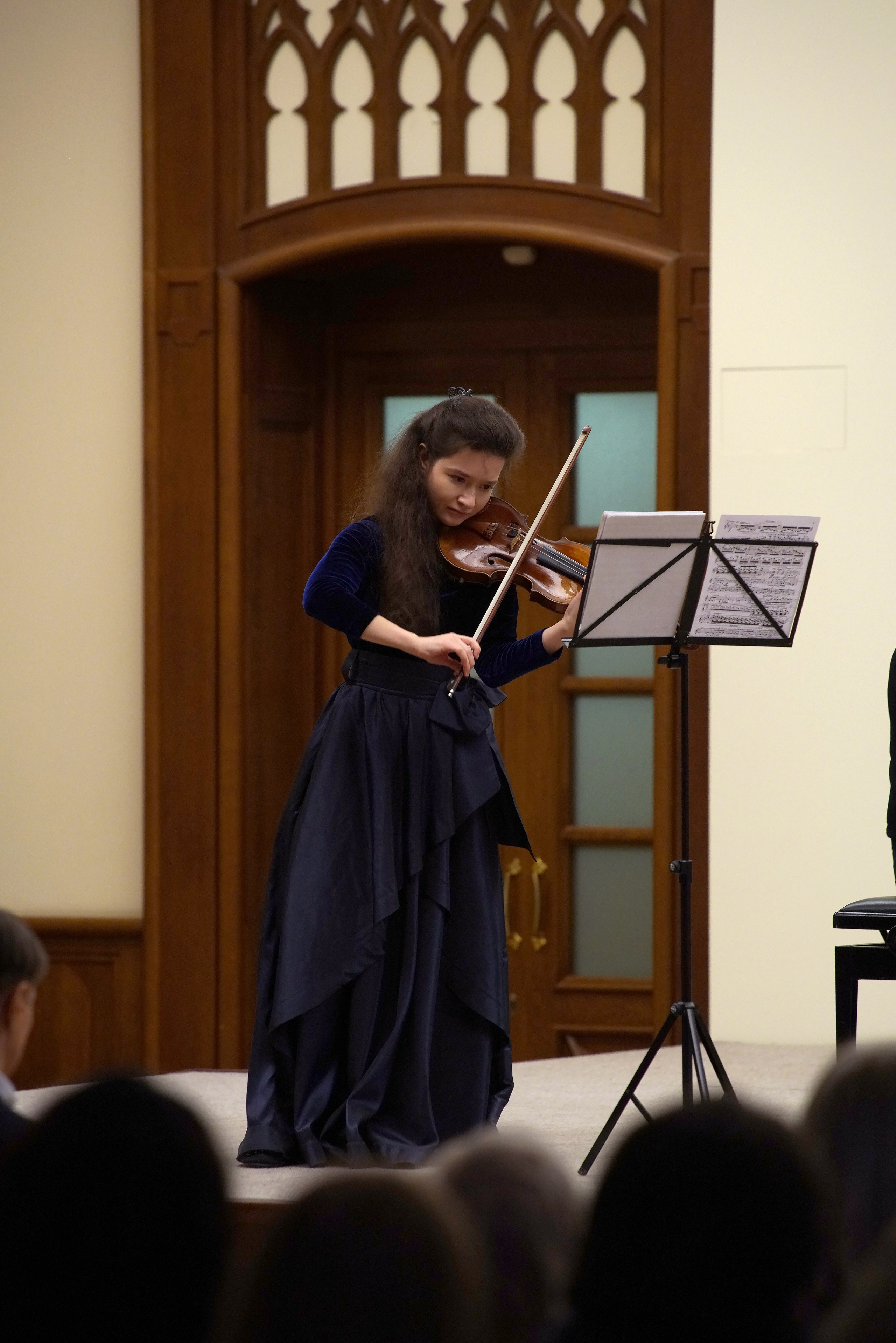 На сцене. Скрипачка Анна Савкина