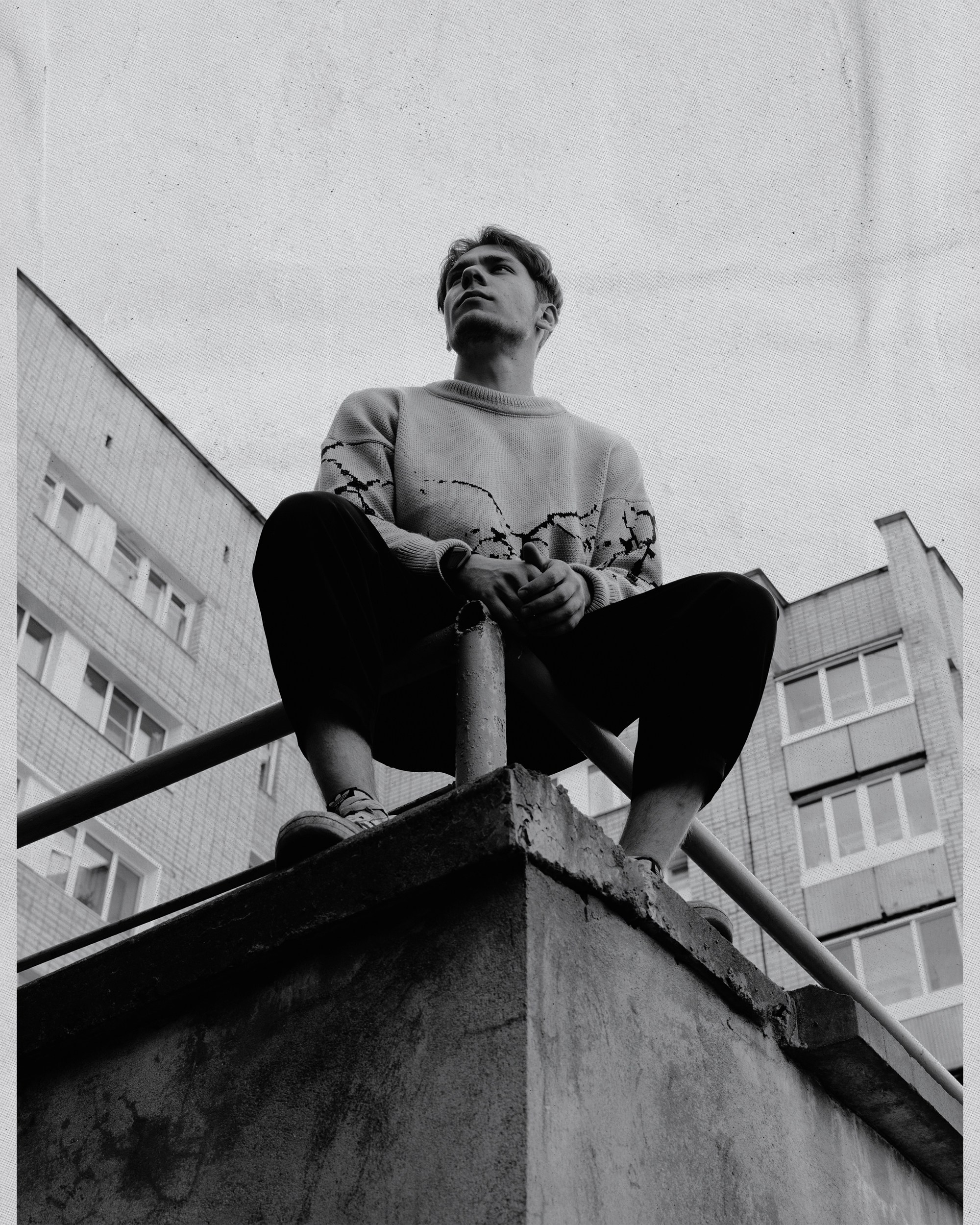 Парень сидит на кортах во дворе