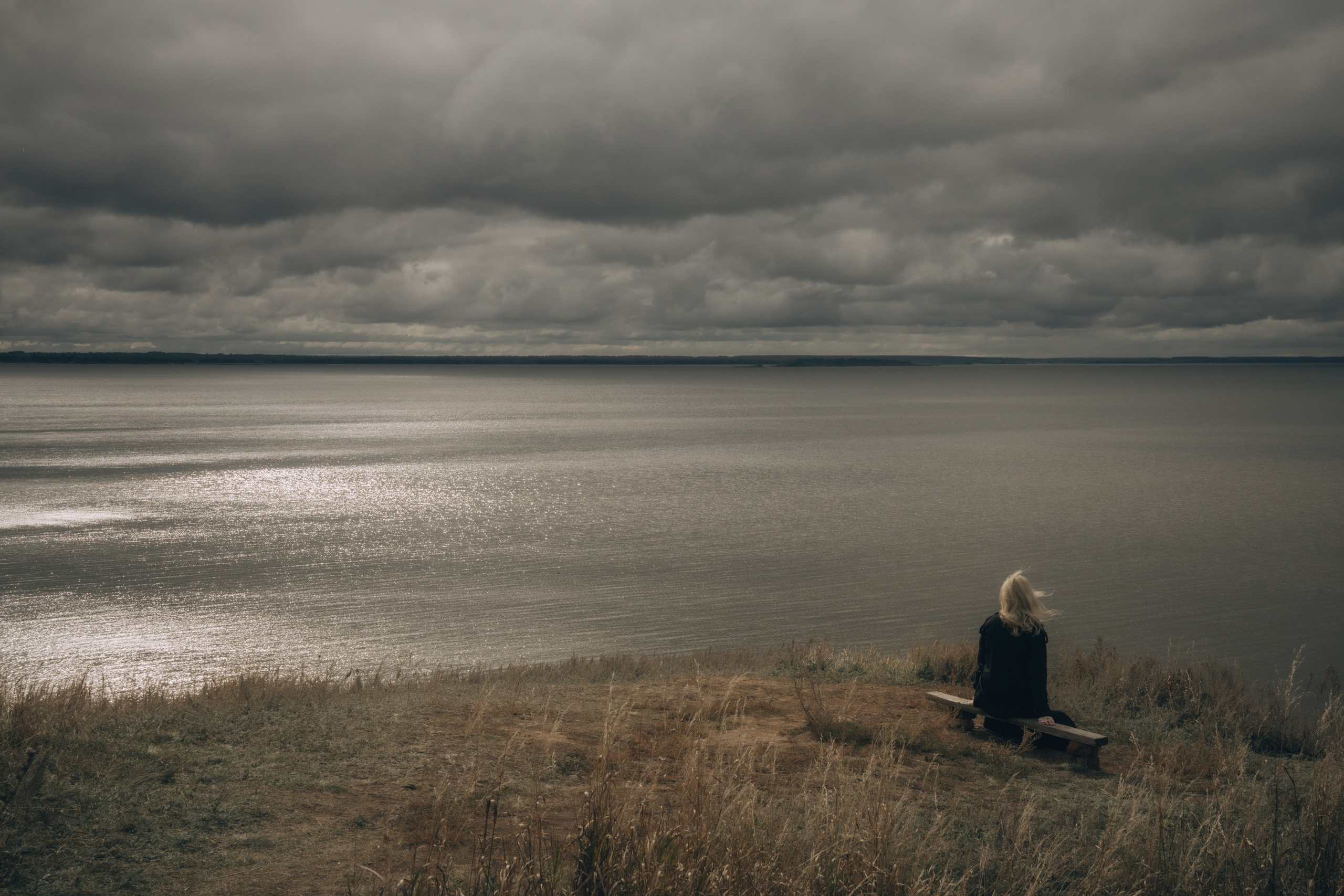 фото на берегу, фотосессия на скамейке