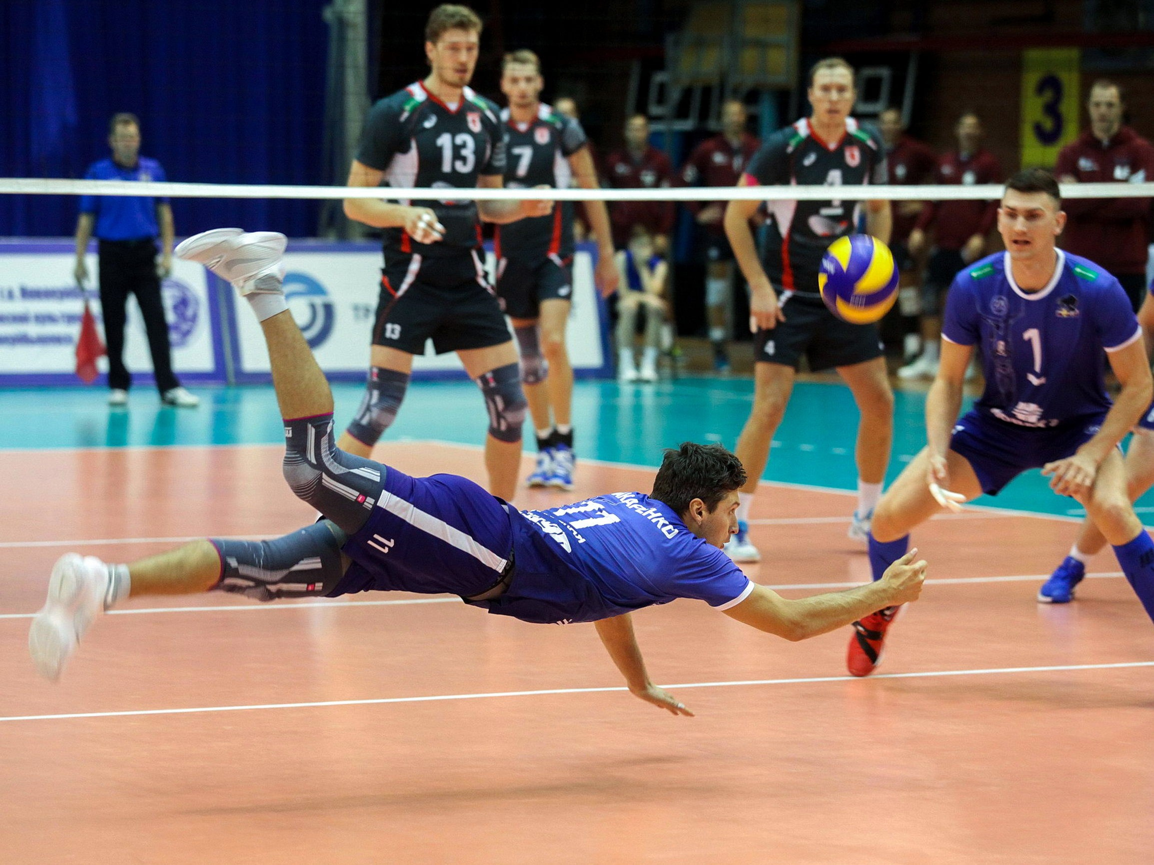 спортивная фотография, волейбол, подбор мяча в волейболе