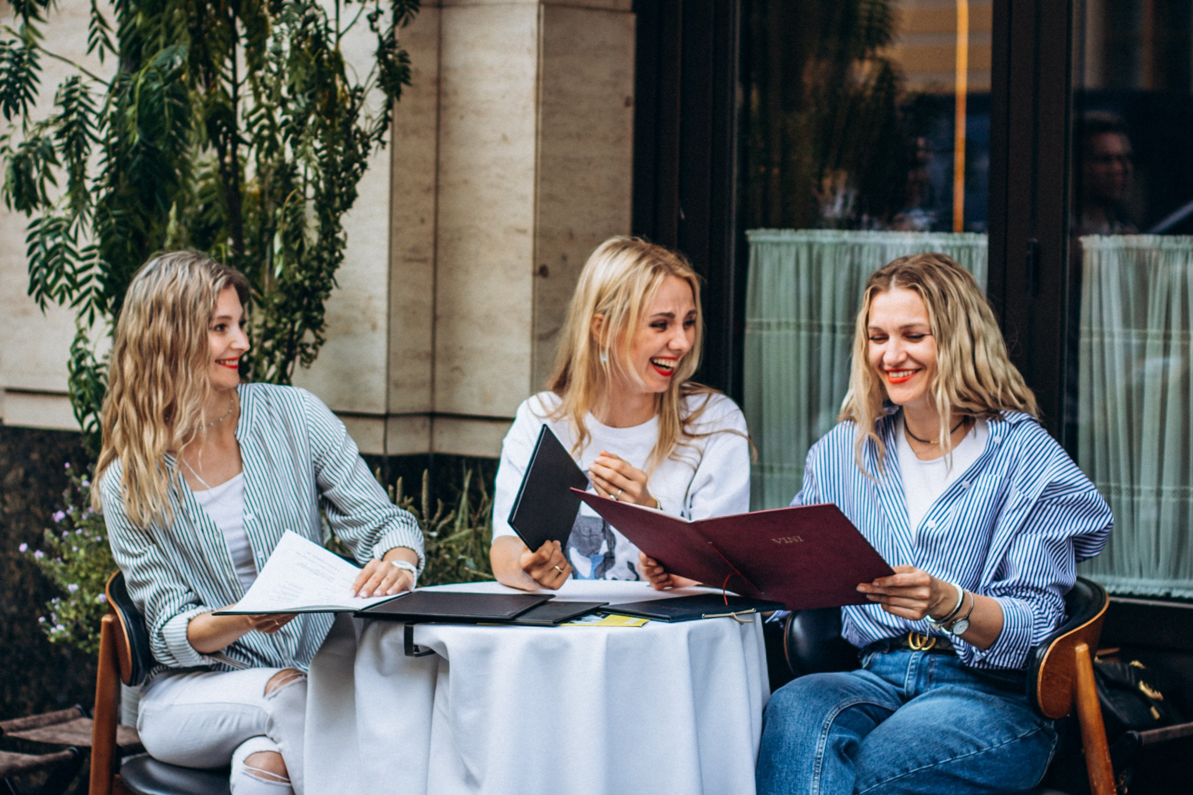 Саша, Ульяна и Настя в июне. Фотопрогулка в Петербурге. Индивидуальный и семейный фотограф в Санкт-Петербурге