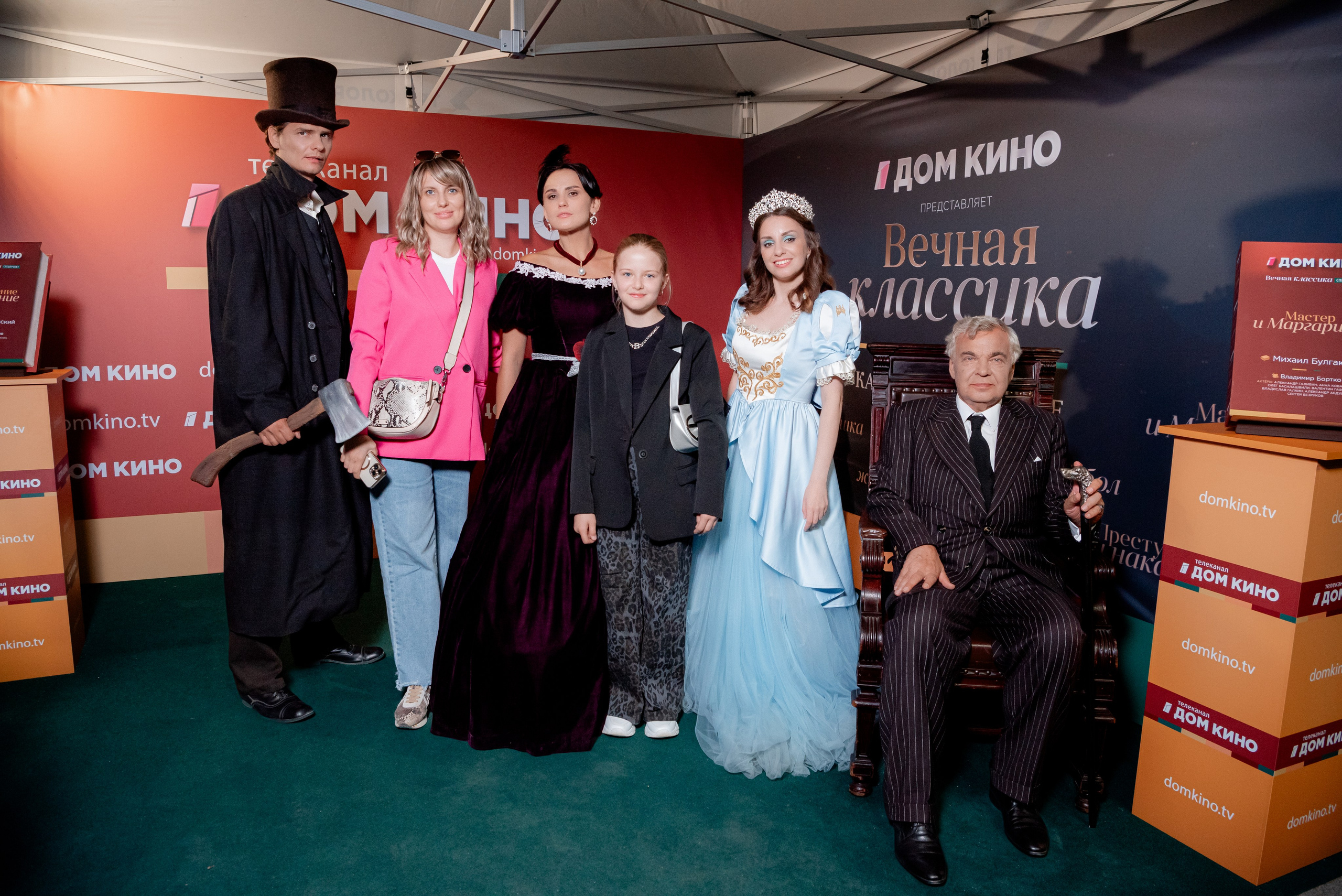 Портретные фото с артистами в палатке Триколор Дом Кинов на день города Волгоград. Фотограф в Волгограде и Волжском Александр Горбань