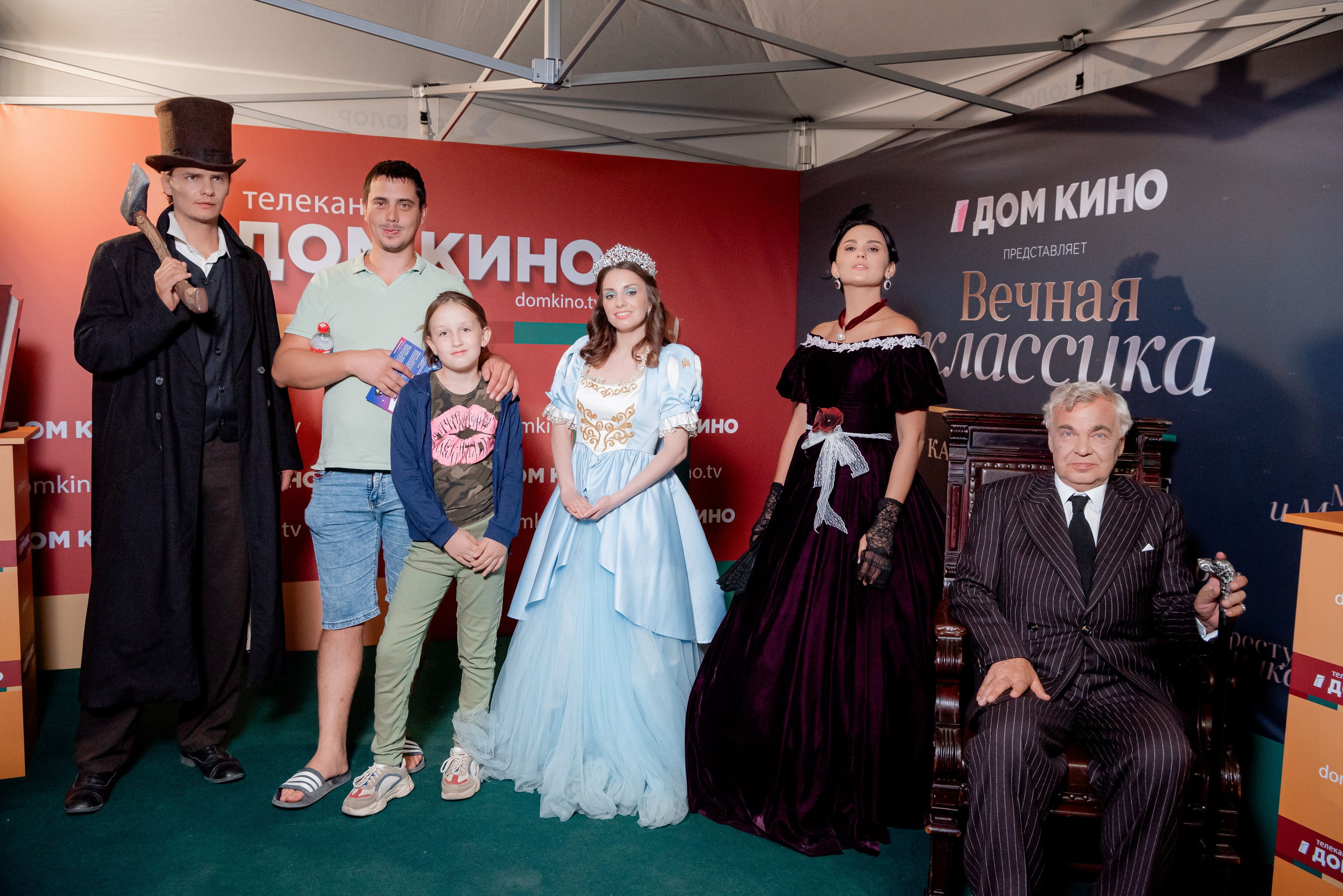 Портретные фото с артистами в палатке Триколор Дом Кинов на день города Волгоград. Фотограф в Волгограде и Волжском Александр Горбань