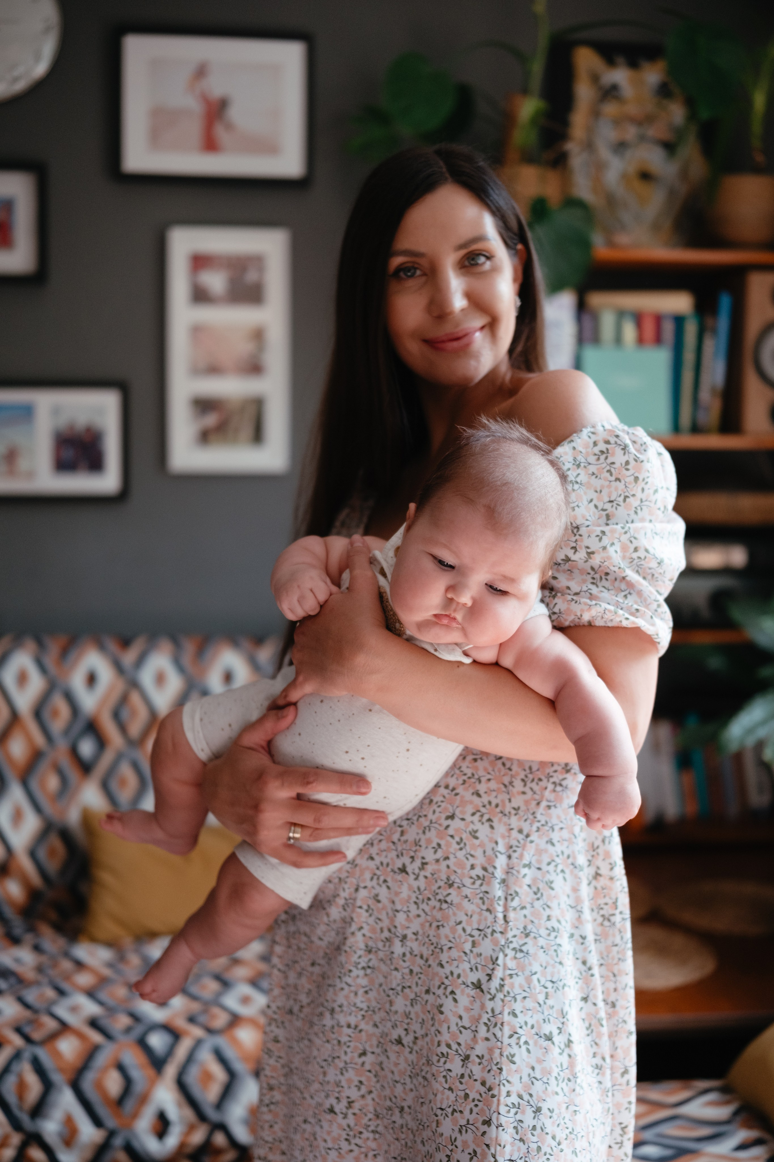 Алиса дома с мамой, братом и котом. Семейный детский ньюборн фотограф в Москве Марта Петрова