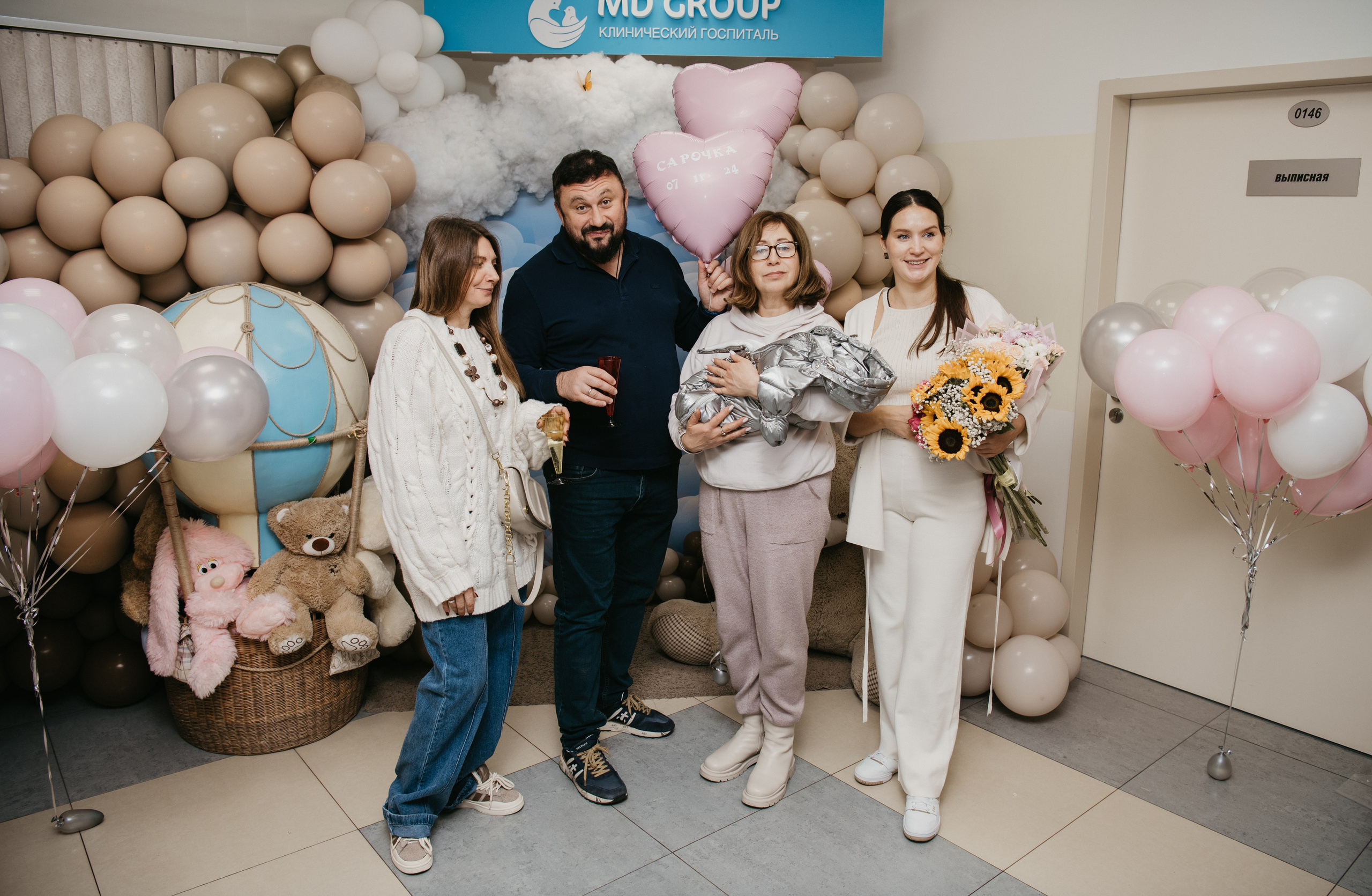 Выписка Сарочки. Мать и дитя на Севастопольском. Фотограф на выписку из роддома в Москве и МО