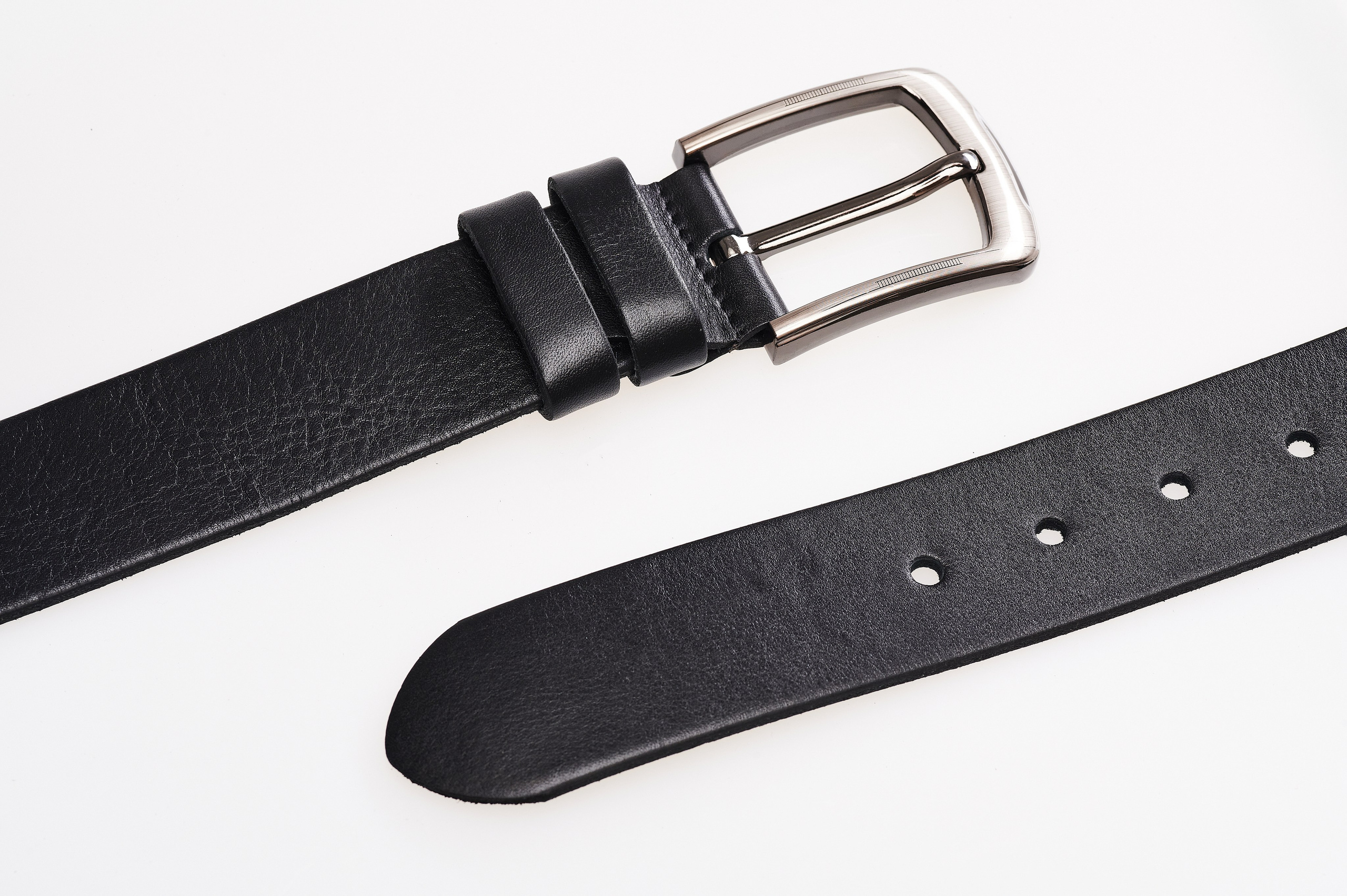 ремень мужской кожаный на белом фоне озон